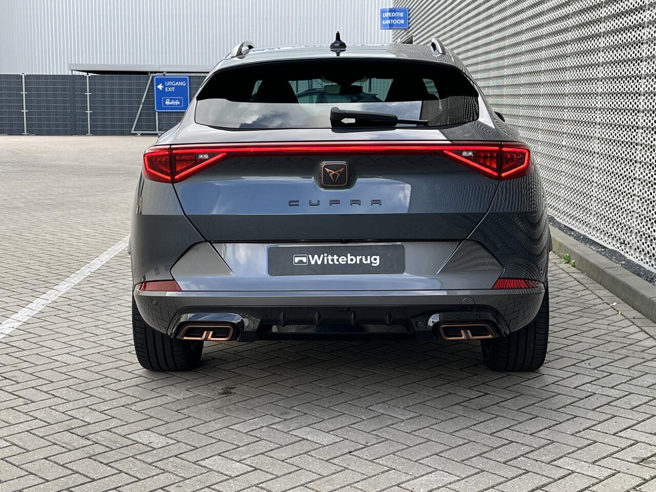 Cupra Formentor 1.4 e-Hybrid 245PK VZ Black Edition / Fabrieksgarantie tm 2028 / Panoramadak / Supersport Stuur / Memory Seat / Zwart Leer / Zwenkbare Trekhaak / 360 Camera