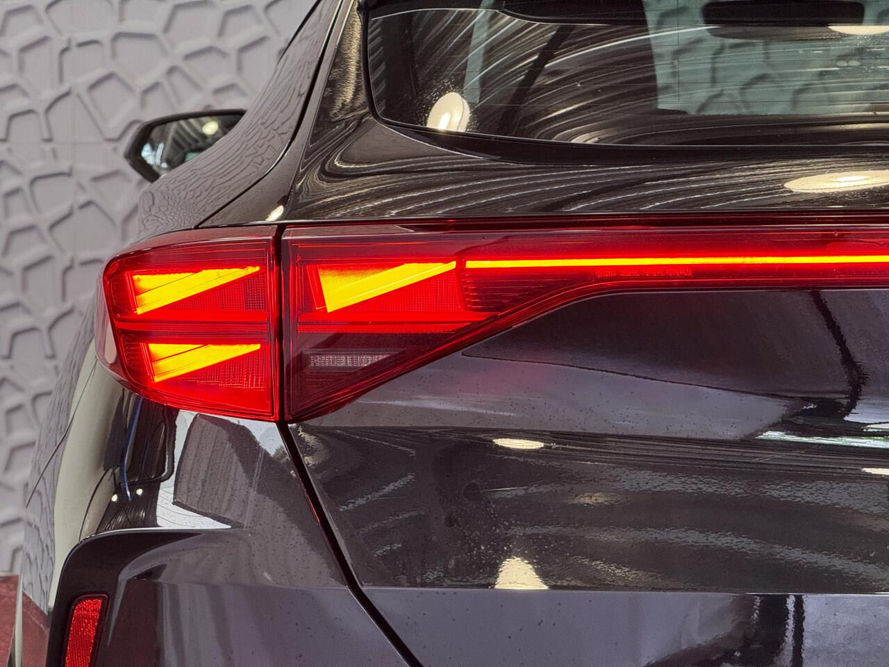 Cupra Formentor ?NW MODEL? 1.5 eTSI 150 MHEV CAMERA ELEK.TREKHAAK STOEL/STUUR ELEK.KLEP VERW. LED LEER CARPLAY ZWARTE.HEMEL 10/2024