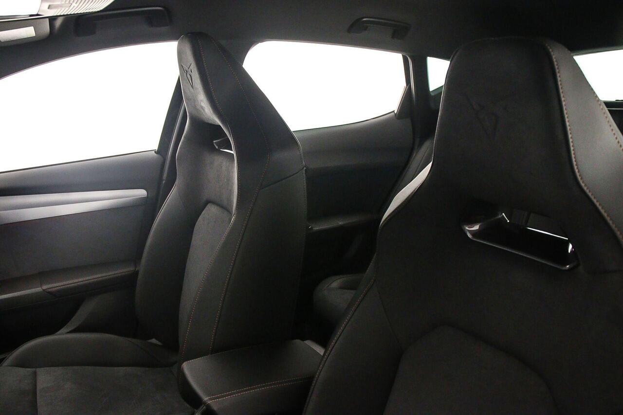 Cupra Formentor VZ Performance 1.5 TSI e-Hybrid 272pk DSG Automaat Trekhaak, Elektrische achterklep, Adaptive cruise control, Navigatie, Achteruitrijcamera, Stuurwiel verwarmd