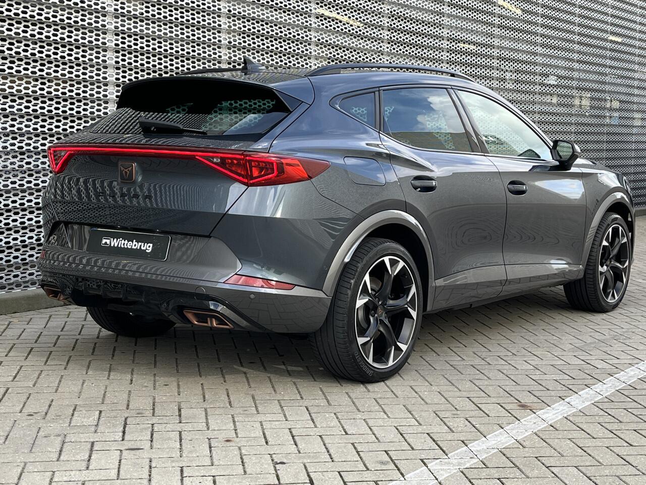 Cupra Formentor 1.4 e-Hybrid 245PK VZ Black Edition / Fabrieksgarantie tm 2028 / Panoramadak / Supersport Stuur / Memory Seat / Zwart Leer / Zwenkbare Trekhaak / 360 Camera