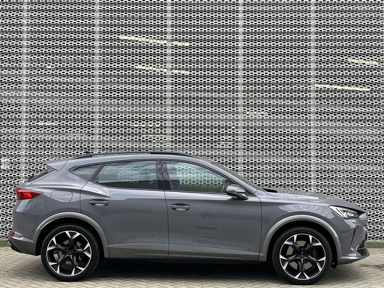 Cupra Formentor 1.4 e-Hybrid VZ Black Edition / Panoramadak / Navigatie / Supersportstuur / Leer / 19" LMV / **