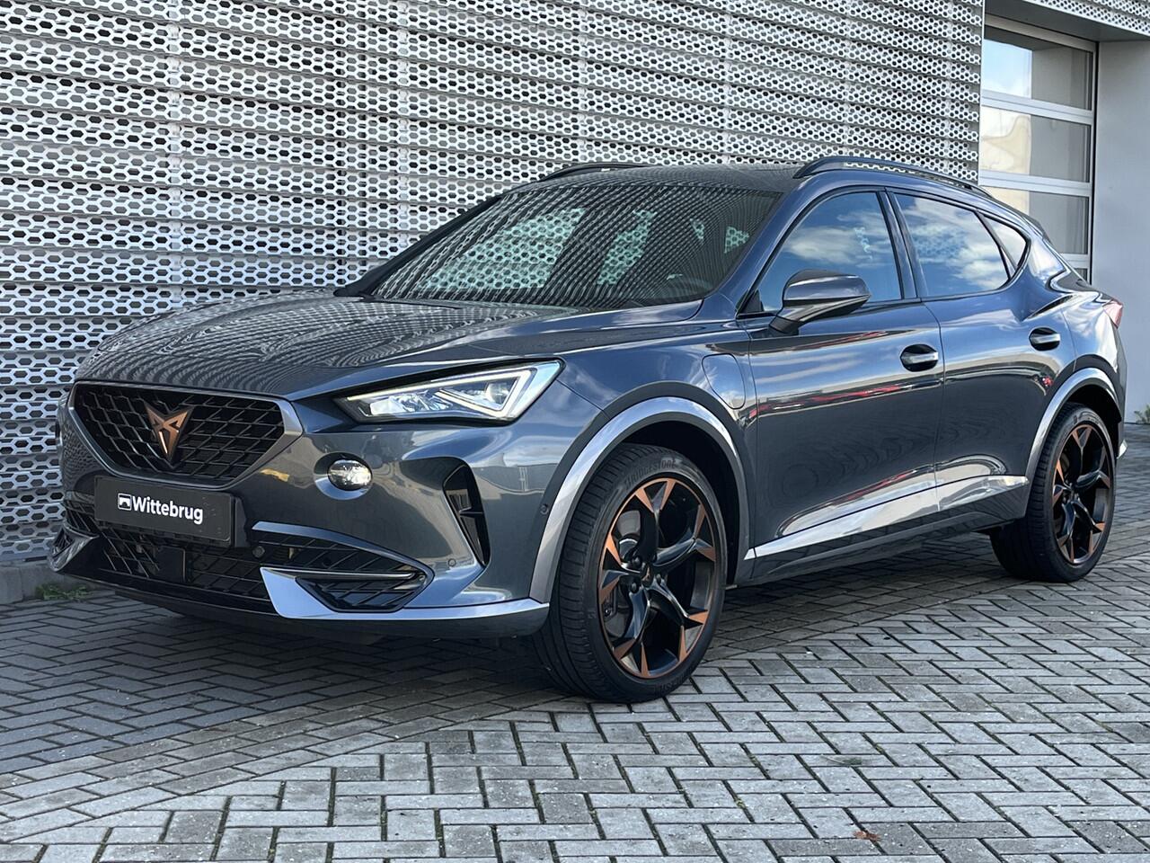 Cupra Formentor 1.4 e-Hybrid 245PK VZ Performance / Panoramadak / Zwenkbare Trekhaak / Memory Seat / Elektrische Achterklep / Achteruitrijcamera / Stuur + Stoelverwarming **