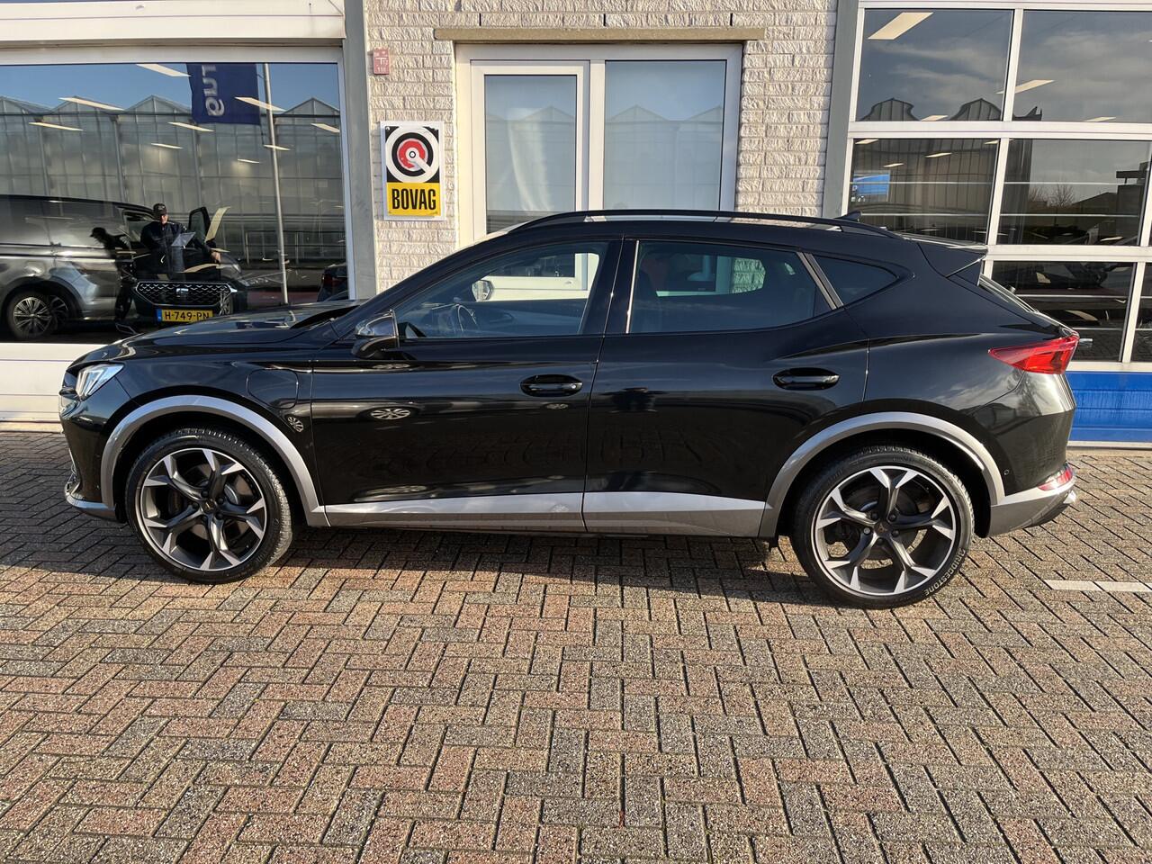 Cupra Formentor 1.4 e-Hybrid VZ Performance / AUTOMAAT/ PANO/ 245 PK/ ELEK.KLEP/ TREKHAAK/ MEMORY SEAT/ PARK.SENSOR.V+A/ 360 CAMERA/ STUUR+STOEL VERWARM./ ACC/ FULL LINK/ DODE HOEK/ DAB/ NAVI/ LED/ RIJ-MODI/ ISOFIX