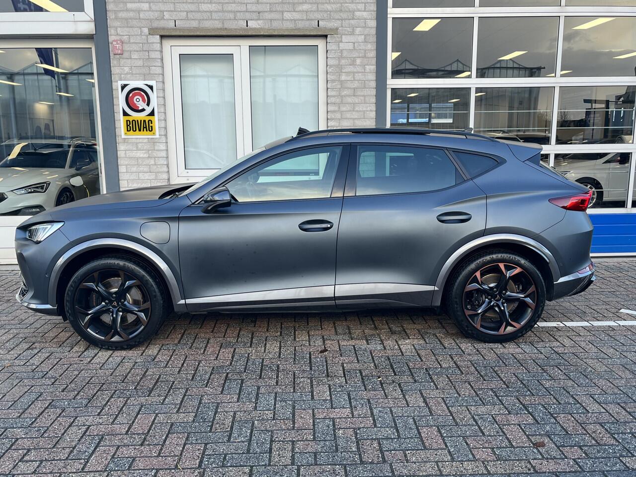 Cupra Formentor 1.4 e-Hybrid VZ Black Edition / AUTOMAAT/ 245 PK/ LEDER/ PANO/ ELEKTR. TREKHAAK/ KEYLESS/ ELEKTR STOEL./ PARK. SENSOREN + CAMERA/ RIJ-MODI/ FULL LINK/ CLIMA 3-ZONE/ STOEL-STUUR VERWARM.