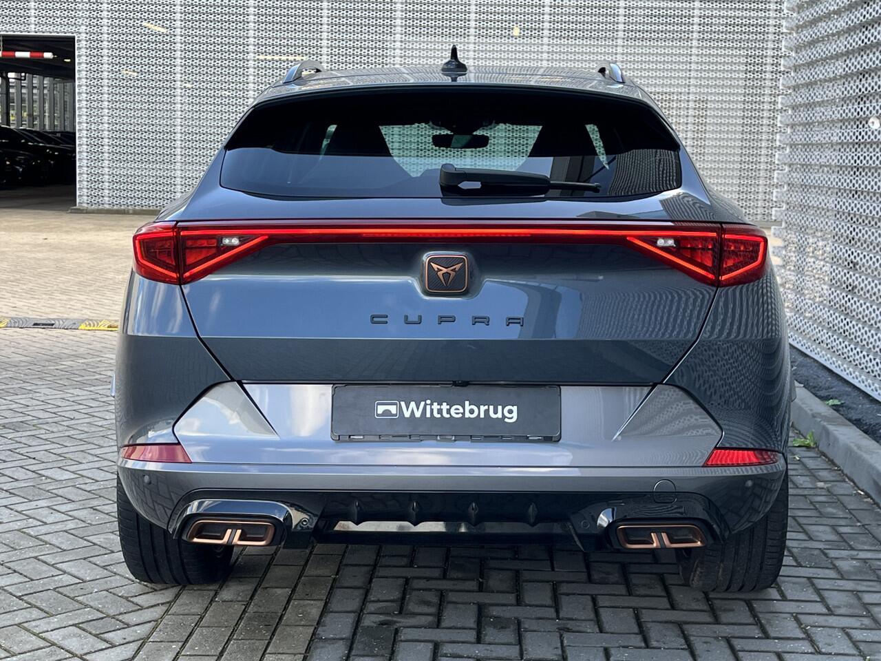 Cupra Formentor 1.4 e-Hybrid 245PK VZ Performance / Panoramadak / Zwenkbare Trekhaak / Memory Seat / Elektrische Achterklep / Achteruitrijcamera / Stuur + Stoelverwarming **