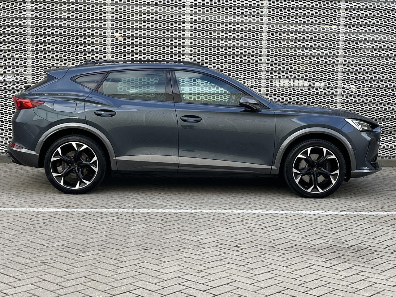 Cupra Formentor 1.4 e-Hybrid 245PK VZ Black Edition / Fabrieksgarantie tm 2028 / Panoramadak / Supersport Stuur / Memory Seat / Zwart Leer / Zwenkbare Trekhaak / 360 Camera