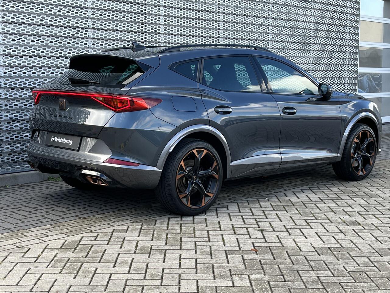Cupra Formentor 1.4 e-Hybrid 245PK VZ Performance / Panoramadak / Zwenkbare Trekhaak / Memory Seat / Elektrische Achterklep / Achteruitrijcamera / Stuur + Stoelverwarming **