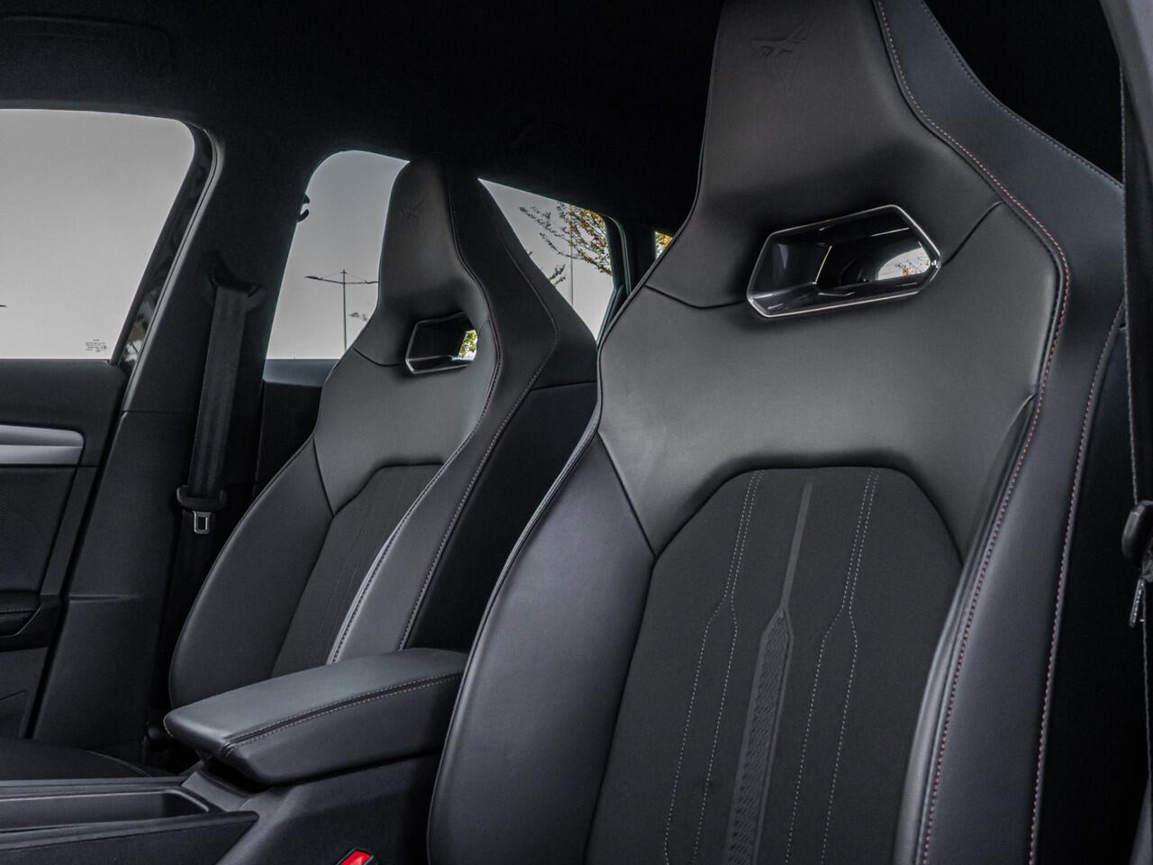 Cupra Formentor 1.4 e-Hybrid VZ Performance 245 PK ELEK TREKHAAK!! SCHAALSTOELEN CAMERA 19 INCH BLACK OPTIC STOELVERW