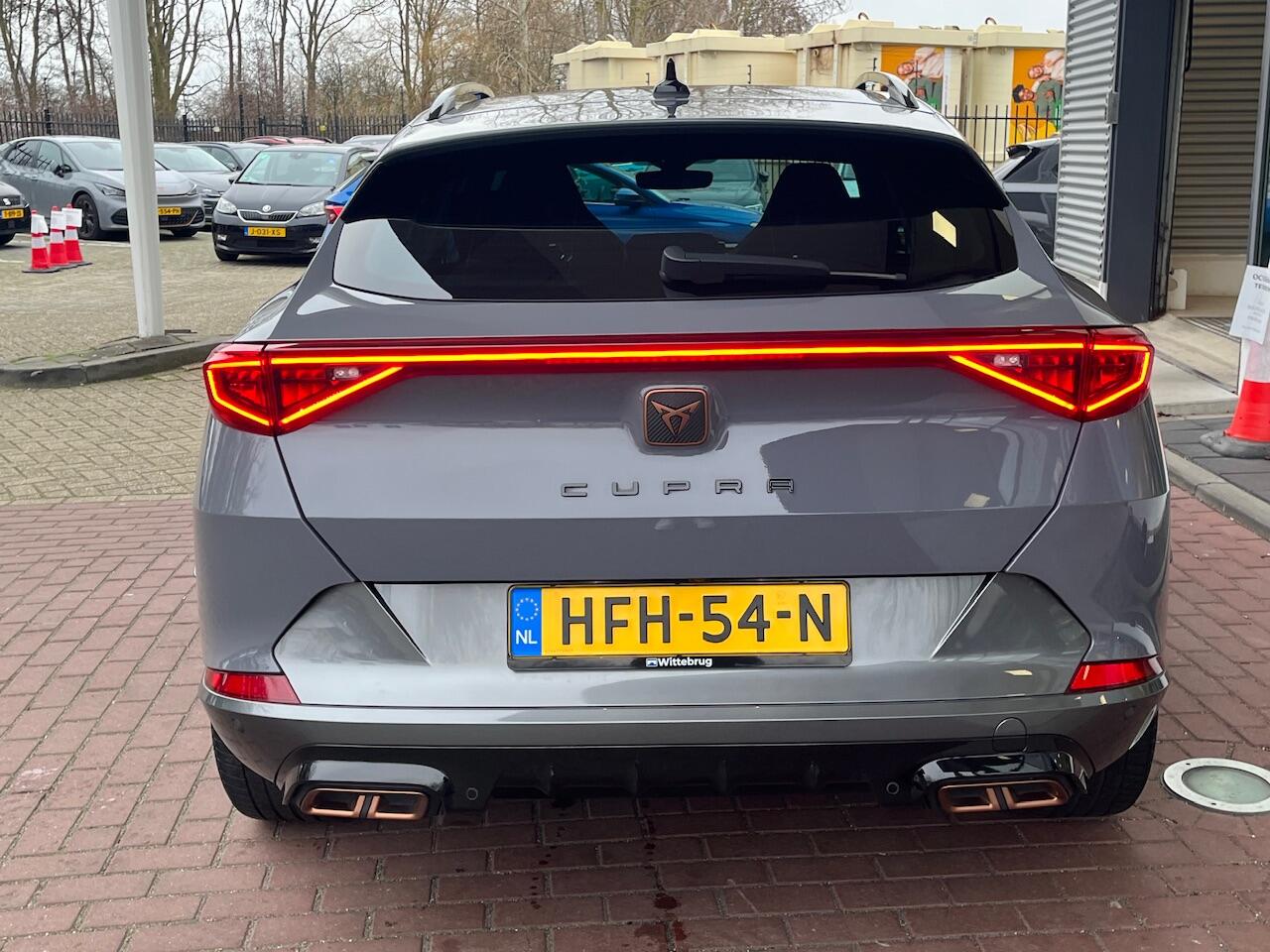 Cupra Formentor 1.4 e-Hybrid 245pk DSG Performance / Supersport Stuur / LED / Elek. Zwenkbare Trekhaak / Elek Achterklep Met Virtual Pedal / Camera / Stuur & Stoelverwarming / 19" LMV
