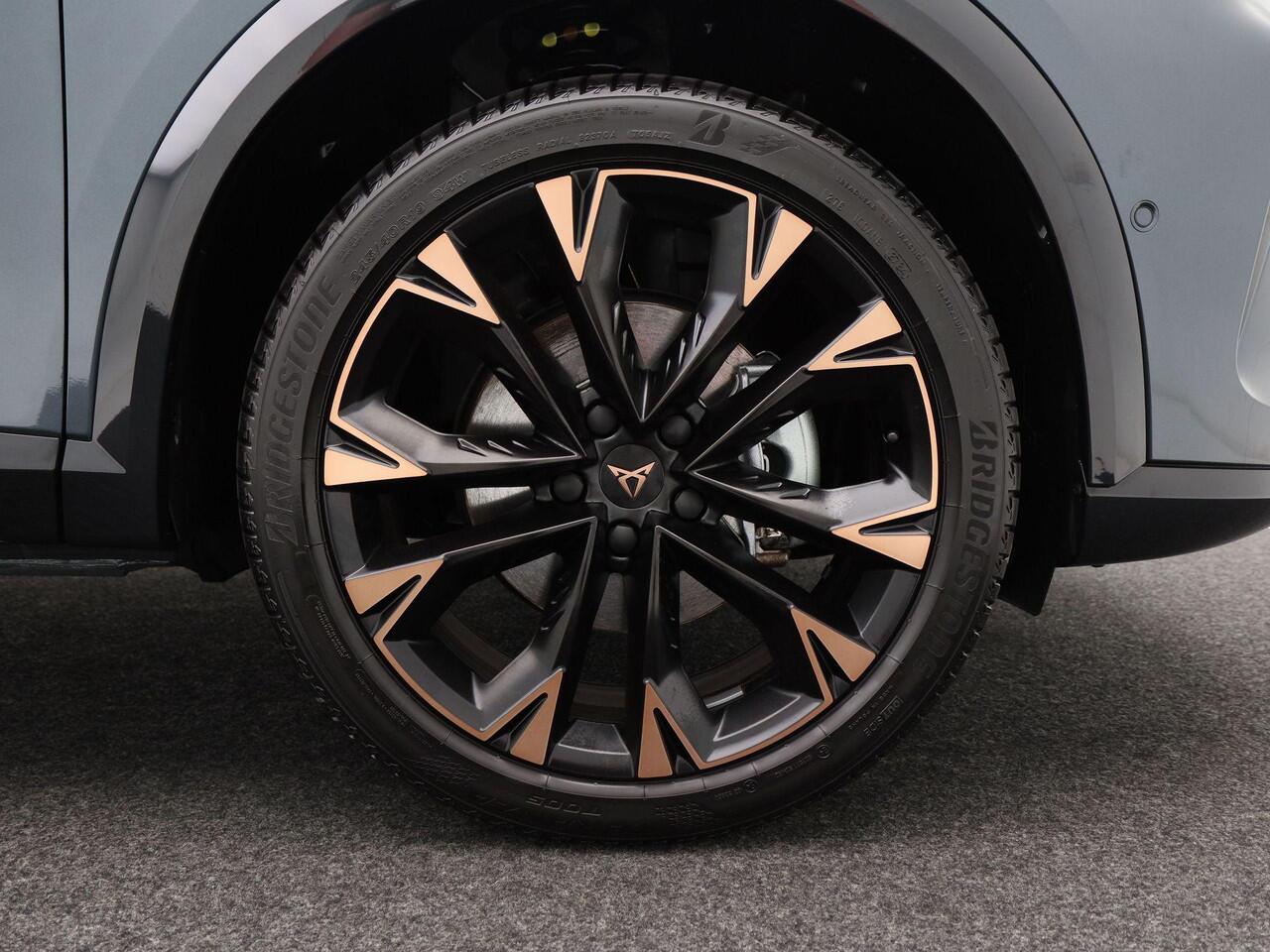 Cupra Formentor 1.5 TSi 204 Pk e-Hybrid Automaat Business | 360° Camera | Panorma Dak | Adaptive Cruise | Full LED | Privacy Glass | Elektrische Achterklep | 19 Inch | 40 Km!!