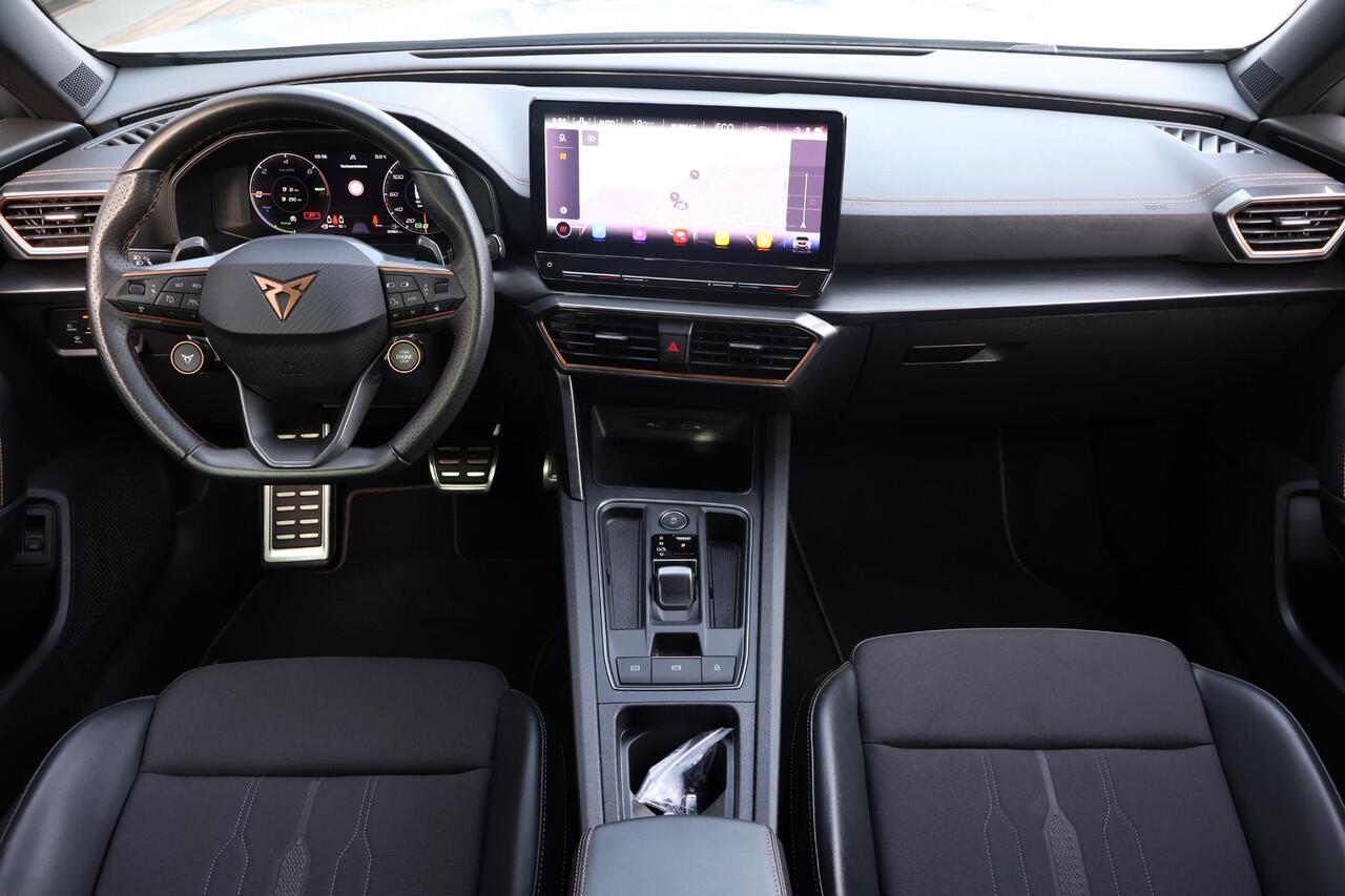 Cupra Formentor 1.4 VZ Black Edition 1e Eigenaar | Dealer Onderh | BTW | Trekhaak | 360'Cam | Cupra Knop | Sfeer | 2 Laadkabels | Memory | Elek Stoel+Klep | Carplay | Full Led | Navi | PDC | Ad Cruise