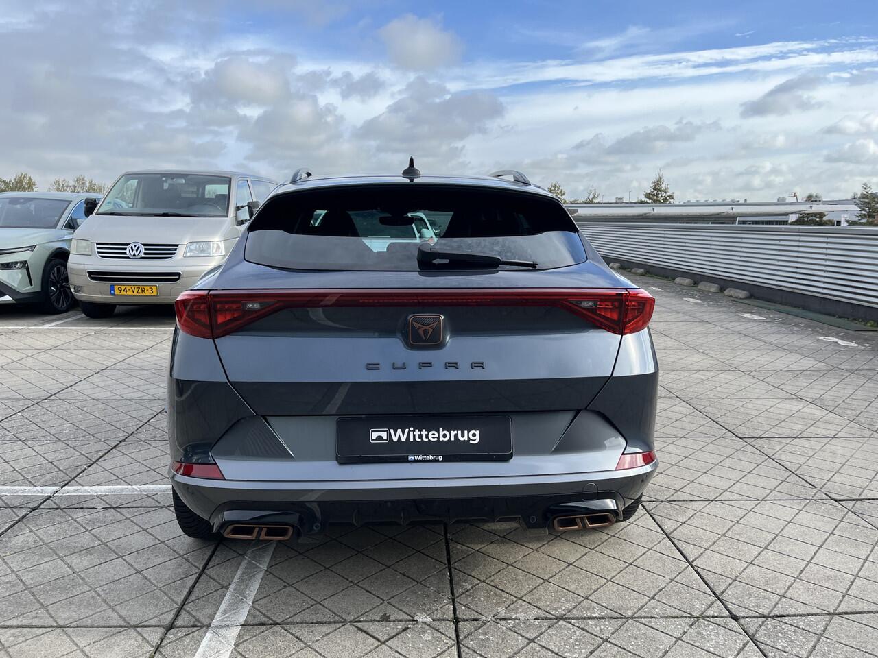 Cupra Formentor 1.4 245pk e-Hybrid Performance Panoramadak / Navigatie High / App-connect / Verwarmbare stoelen voor & verwarmbaar stuurwiel / 19" LM Velgen