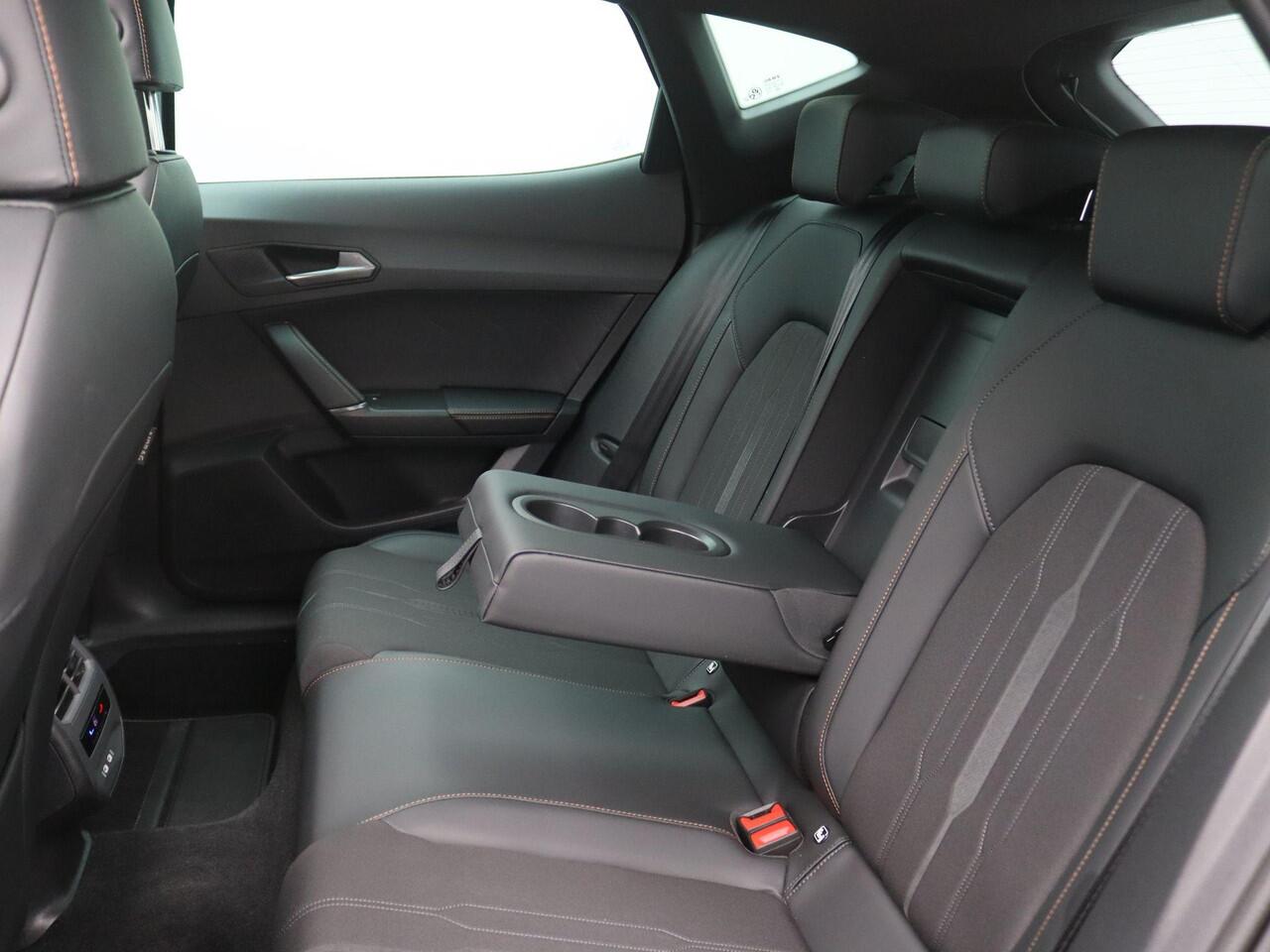 Cupra Formentor 1.4 e-Hybrid Performance 204PK DSG Pano-Schuifdak, Trekhaak, Adaptieve Cruise Control, Achteruitrijcamera, Stoel-Stuurverwarming, Keyless, Side Assist, 19" LM Velgen