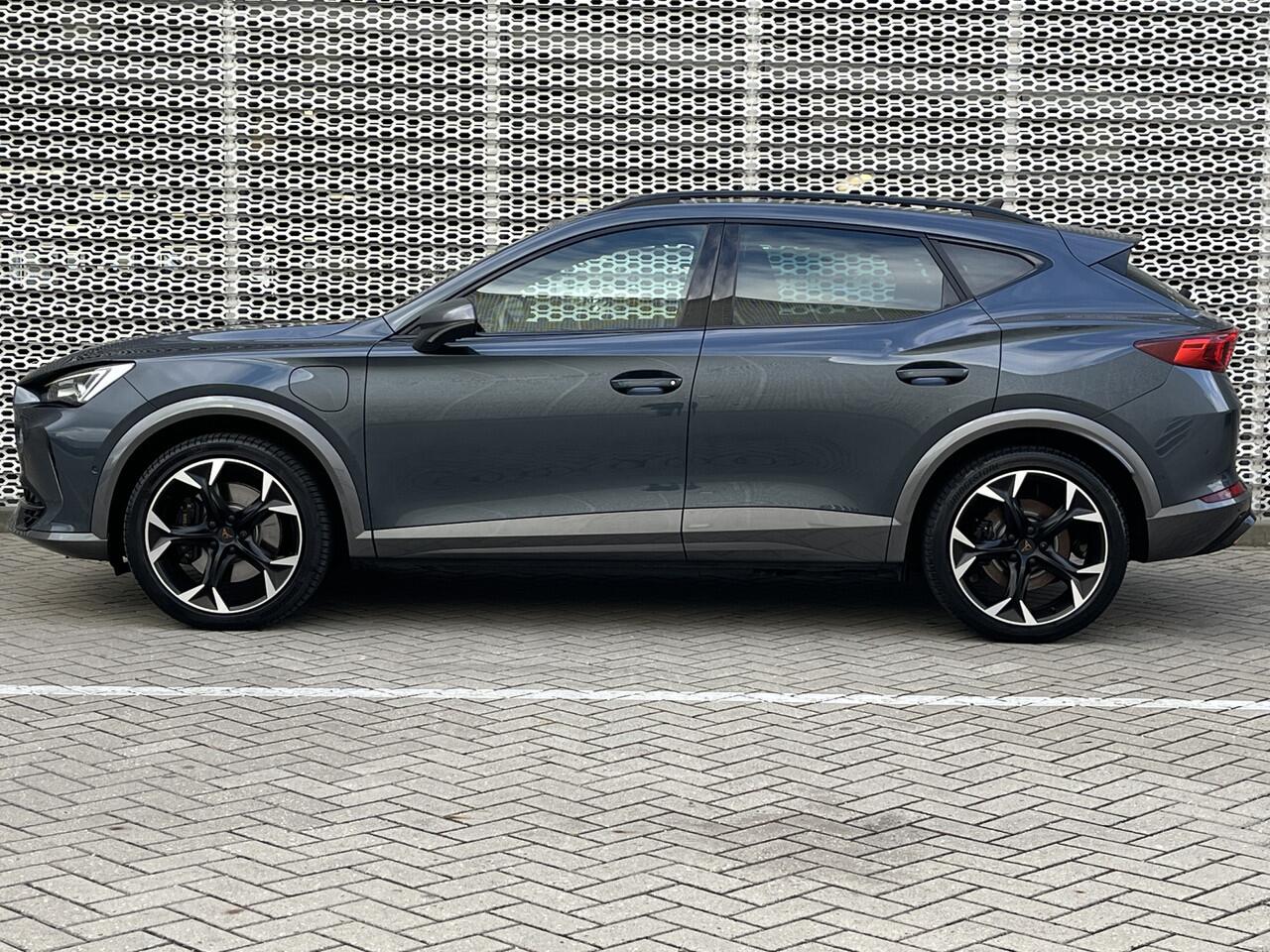 Cupra Formentor 1.4 e-Hybrid 245PK VZ Black Edition / Fabrieksgarantie tm 2028 / Panoramadak / Supersport Stuur / Memory Seat / Zwart Leer / Zwenkbare Trekhaak / 360 Camera