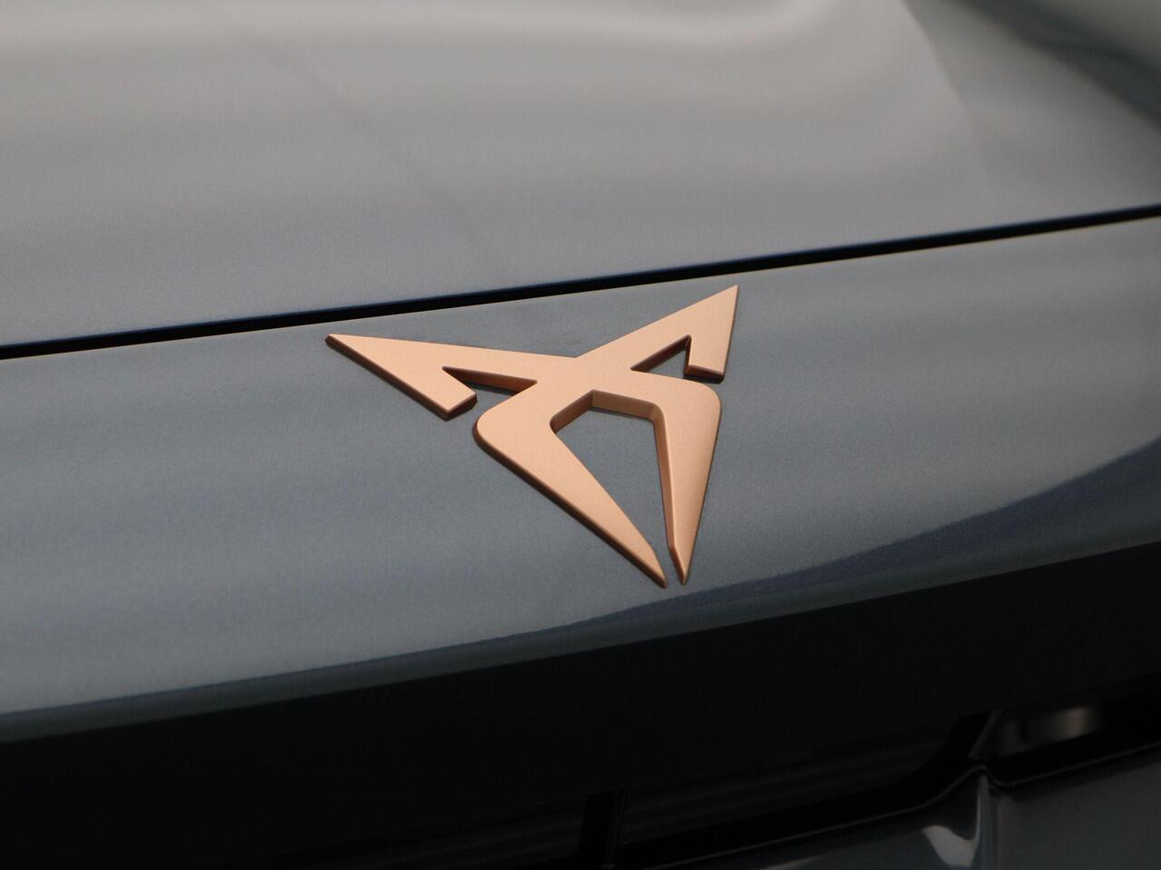 Cupra Formentor 1.5 TSi 204 Pk e-Hybrid Automaat Business | 360° Camera | Panorma Dak | Adaptive Cruise | Full LED | Privacy Glass | Elektrische Achterklep | 19 Inch | 40 Km!!