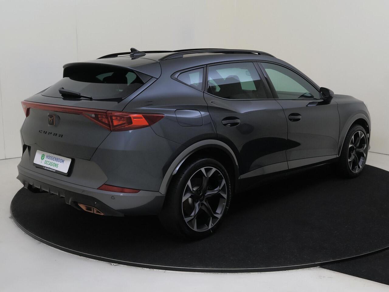 Cupra Formentor 1.4 e-Hybrid VZ Performance | Panoramadak | Trekhaak | Parkeerassistent | Stoel- en stuurwielverwarming | Keyless | Dodehoek detectie | Navigatie |