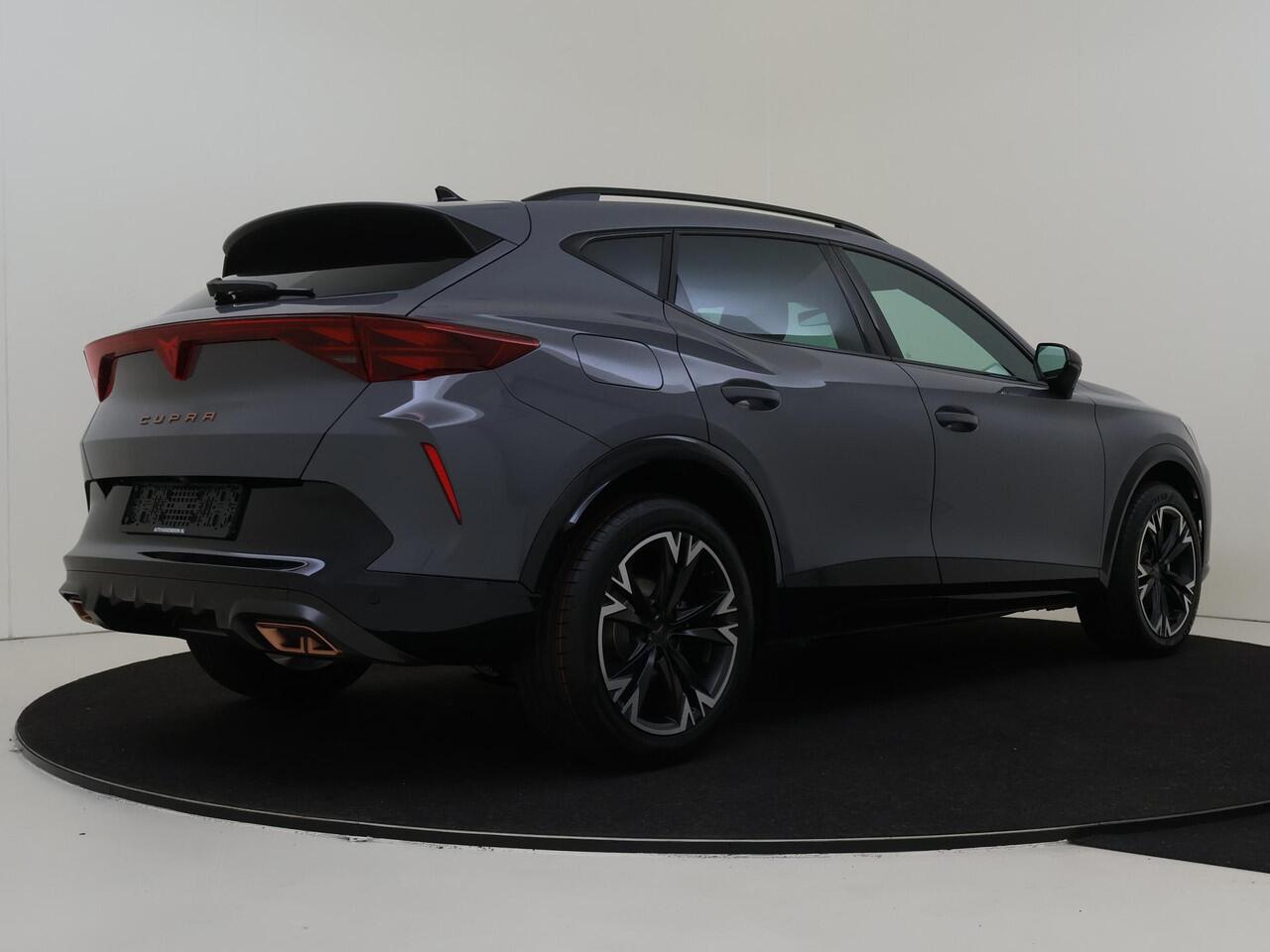 Cupra Formentor 1.5 TSI e-Hybrid Business | Stoel- en stuurwielverwarming | Keyless | Achteruitrijcamera | Sfeerverlichting | Voorklimatisering | Elektrische achterklep |