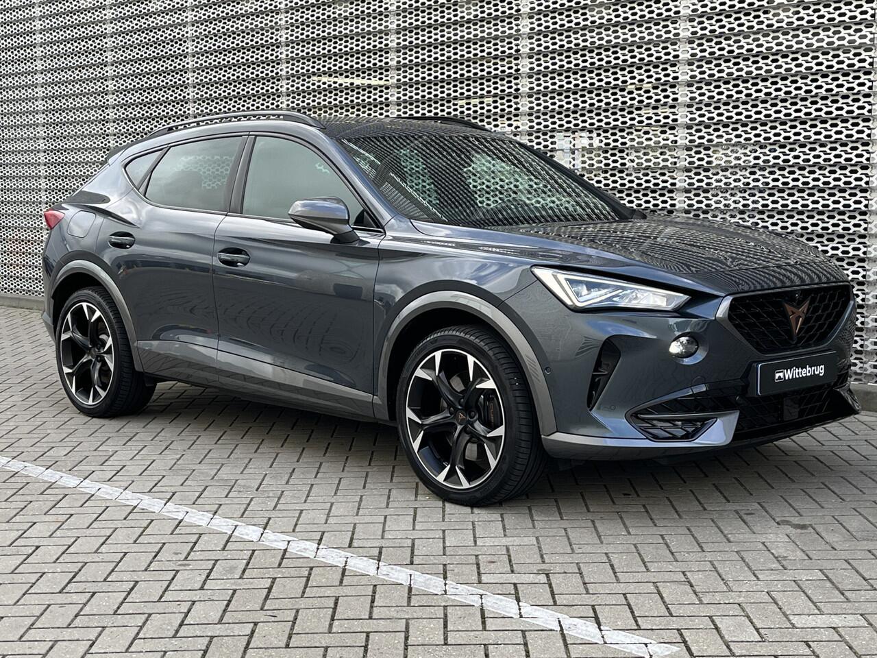 Cupra Formentor 1.4 e-Hybrid 245PK VZ Black Edition / Fabrieksgarantie tm 2028 / Panoramadak / Supersport Stuur / Memory Seat / Zwart Leer / Zwenkbare Trekhaak / 360 Camera