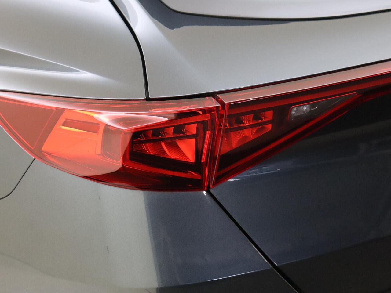 Cupra Formentor 1.4 e-Hybrid VZ Performance | Panoramadak | Trekhaak | Parkeerassistent | Stoel- en stuurwielverwarming | Keyless | Dodehoek detectie | Navigatie |