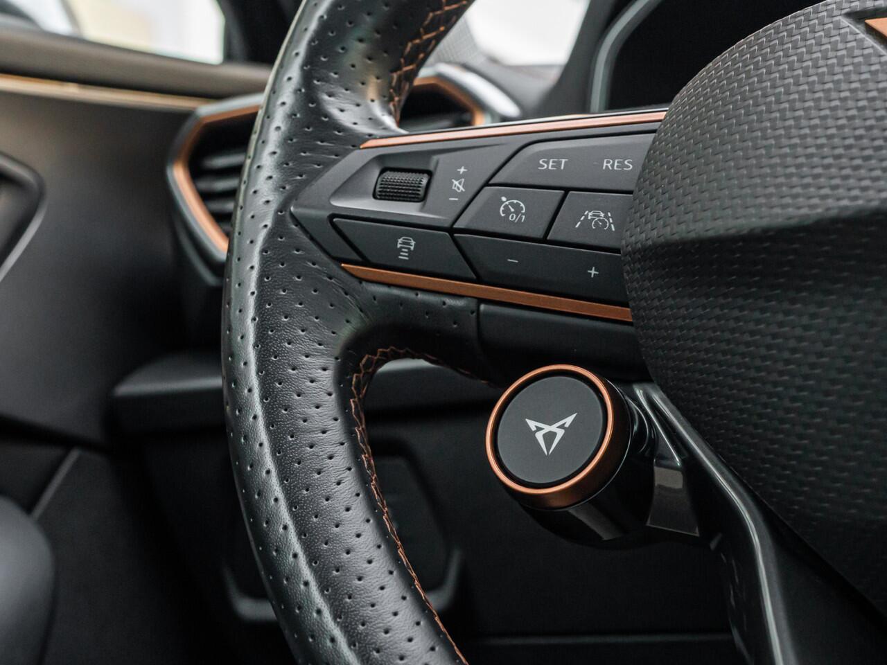 Cupra Formentor 1.4 e-Hybrid VZ Performance SPORTSTUUR ELEK VOL LEDER SCHAALSTOELEN CAMERA 19 INCH BLACK OPTIC