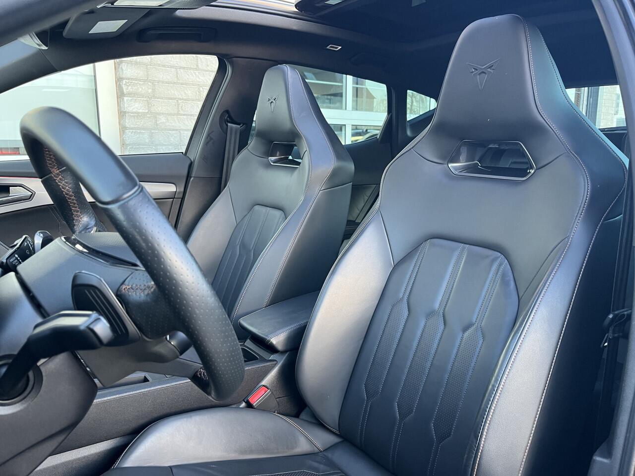 Cupra Formentor 1.4 e-Hybrid VZ Black Edition / AUTOMAAT/ 245 PK/ LEDER/ PANO/ ELEKTR. TREKHAAK/ KEYLESS/ ELEKTR STOEL./ PARK. SENSOREN + CAMERA/ RIJ-MODI/ FULL LINK/ CLIMA 3-ZONE/ STOEL-STUUR VERWARM.