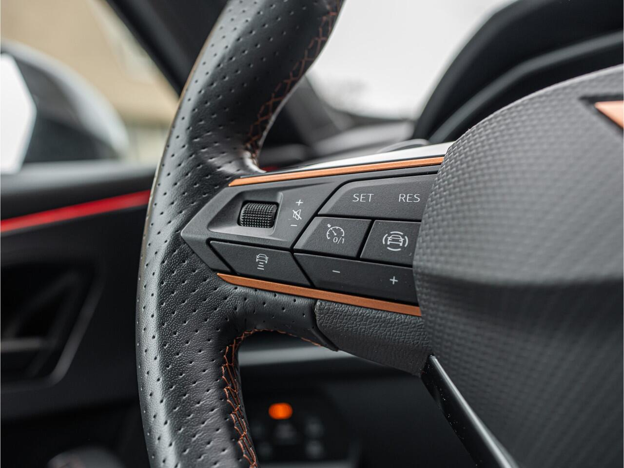 Cupra Formentor 1.4 e-Hybrid VZ Performance SCHAALSTOELEN CAMERA 19 INCH BLACK OPTIC STOELVERW NARDO GREY