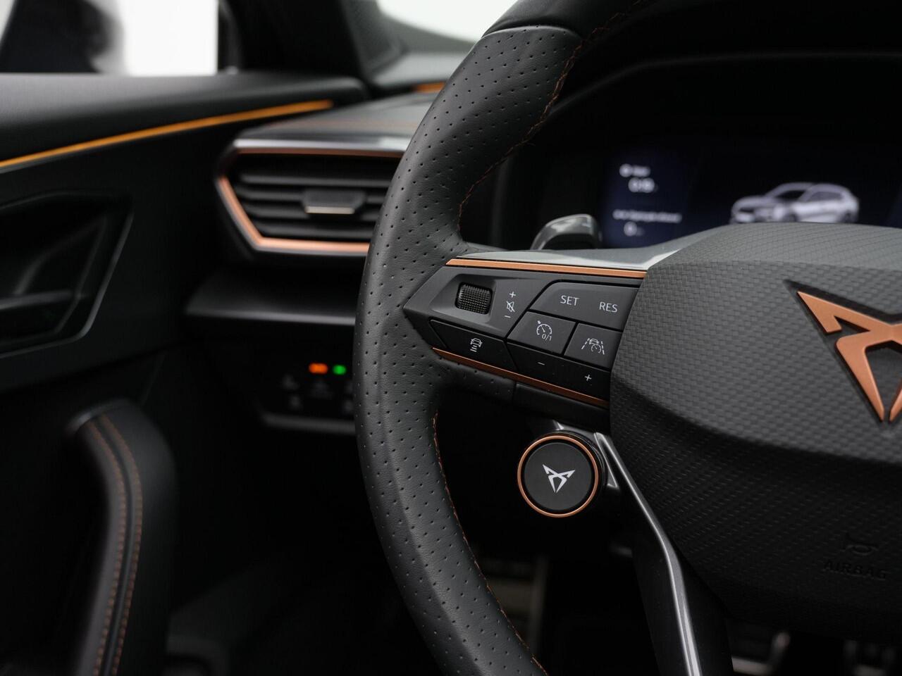 Cupra Formentor 1.4 e-Hybrid 245 pk DSG VZ Performance | Panoramadak | Sabelt CUP-kuipstoelen | Adaptief sportonderstel | Stuur-/stoelverwarming