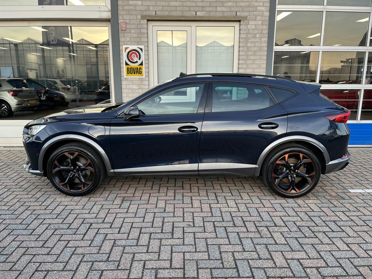 Cupra Formentor 1.4 e-Hybrid VZ Black Edition / AUTOMAAT/ PANO/ LEER/ KEYLESS/ ELEKTR. STOEL/ PARK. SENSOREN + CAMERA/ FULL LINK/ CLIMA/ RIJ-MODI/ STOEL + STUUR VERWARM./ 19'' LMV