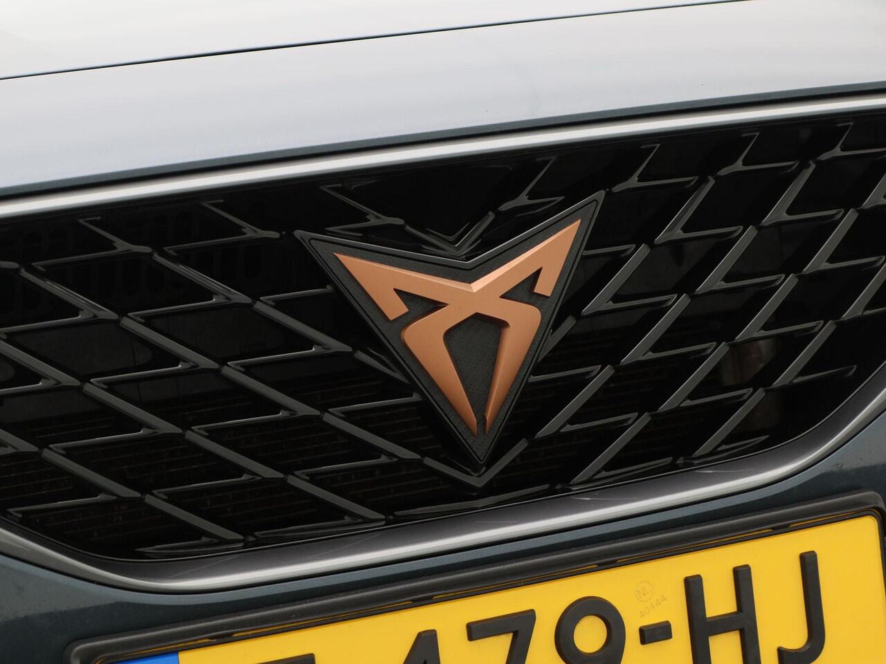 Cupra Formentor 1.4 e-Hybrid 245 Pk Automaat VZ Performance | Panoramadak | Trekhaak | Adaptive Cruise | Elektrische Achterklep | Camera | Stuur Verwarming | Carplay | 19 Inch