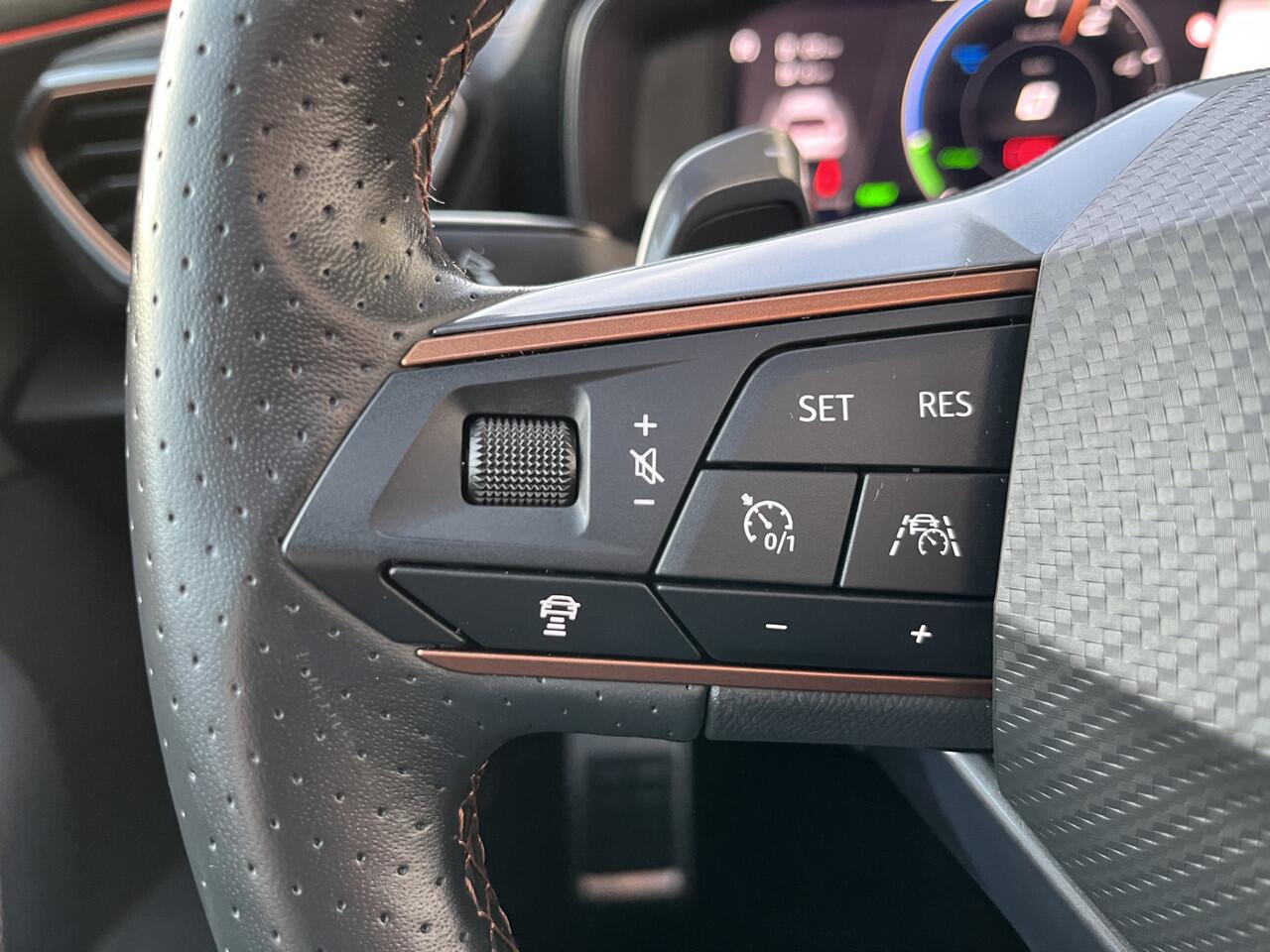 Cupra Formentor 1.4 e-Hybrid VZ Black Edition / AUTOMAAT/ PANO/ LEER/ KEYLESS/ ELEKTR. STOEL/ PARK. SENSOREN + CAMERA/ FULL LINK/ CLIMA/ RIJ-MODI/ STOEL + STUUR VERWARM./ 19'' LMV