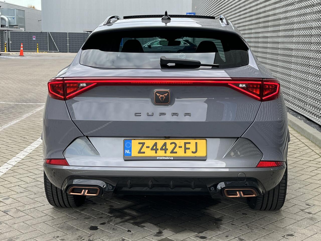 Cupra Formentor 1.4 e-Hybrid VZ Black Edition / Panoramadak / Navigatie / Supersportstuur / Leer / 19" LMV / **