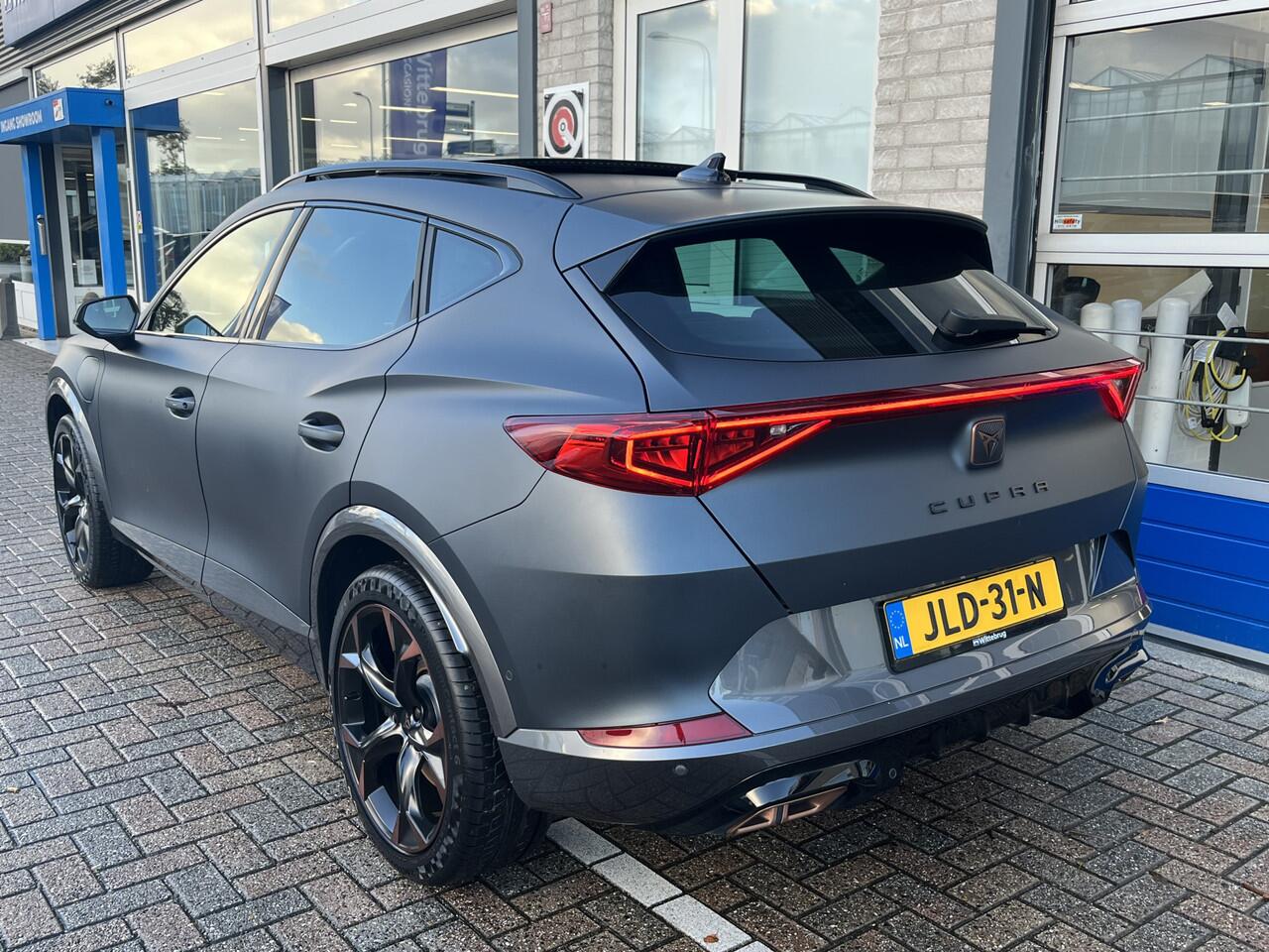 Cupra Formentor 1.4 e-Hybrid VZ Black Edition / AUTOMAAT/ 245 PK/ LEDER/ PANO/ ELEKTR. TREKHAAK/ KEYLESS/ ELEKTR STOEL./ PARK. SENSOREN + CAMERA/ RIJ-MODI/ FULL LINK/ CLIMA 3-ZONE/ STOEL-STUUR VERWARM.