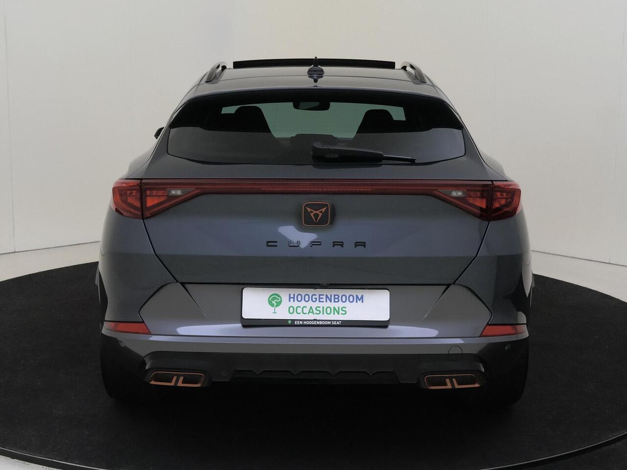 Cupra Formentor 1.4 e-Hybrid VZ Performance | Panoramadak | Trekhaak | Parkeerassistent | Stoel- en stuurwielverwarming | Keyless | Dodehoek detectie | Navigatie |