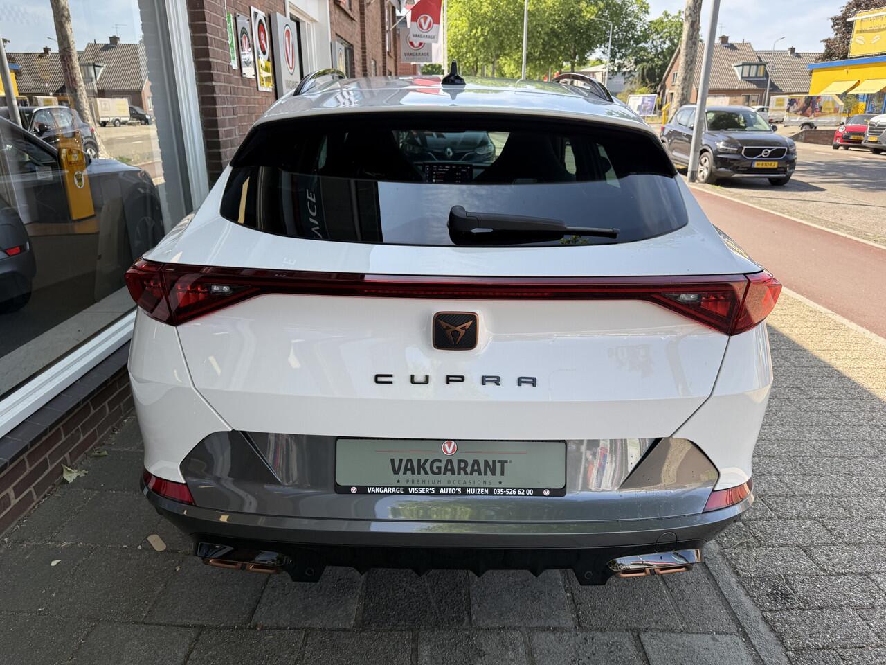 Cupra Formentor 1.4 e-Hybrid VZ Performance | 245 pk / 180Kw gecombineerd | verwarmde stoelen + stuurwiel | half leder bekleding | Apple Carplay/Android Auto |