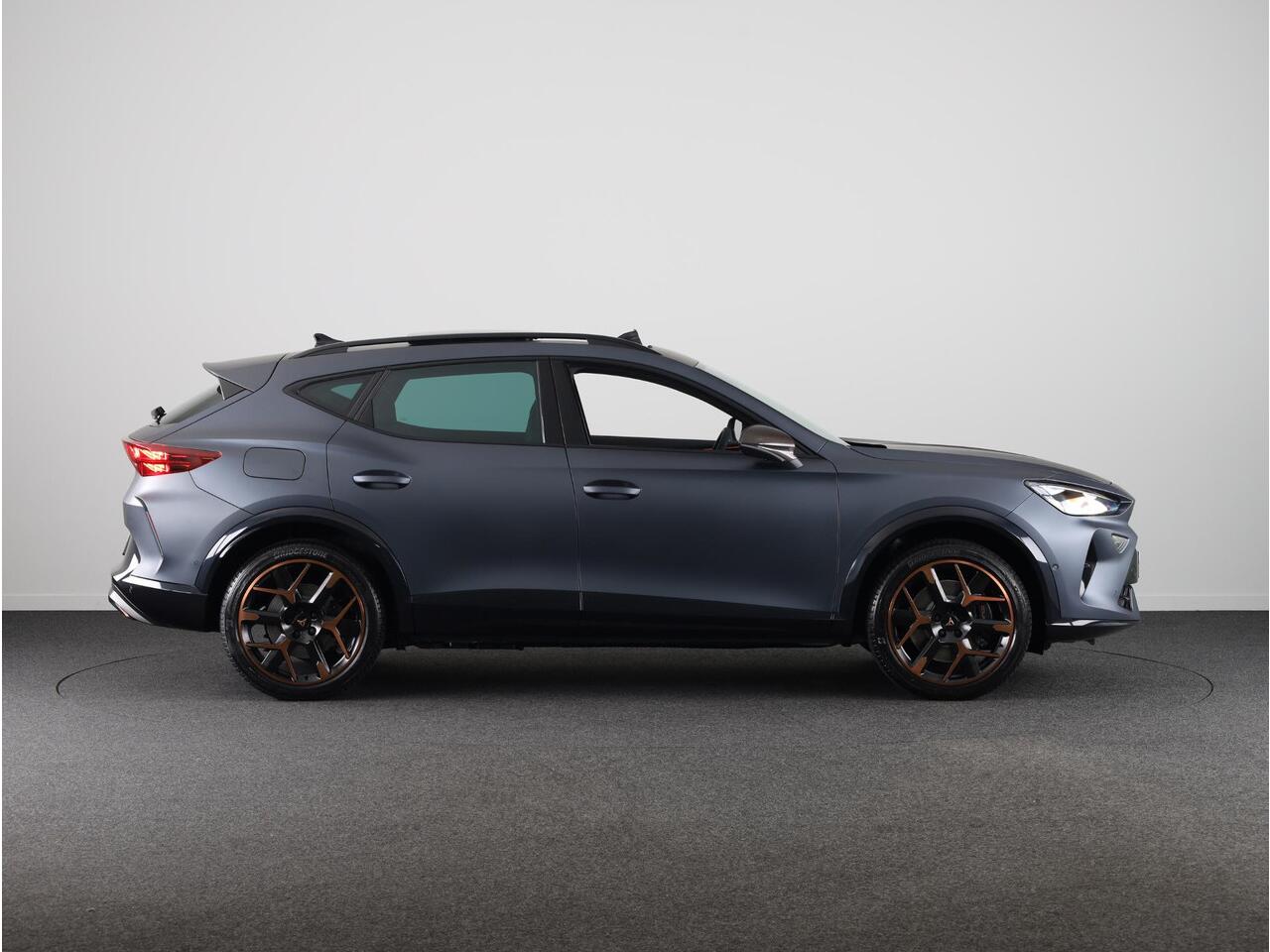 Cupra Formentor 1.5 TSI e-Hybrid VZ Performance 272pk | Panoramadak | Matte Lak | 19 inch | Carbon Spiegelkappen | Trekhaak | Sennheiser |