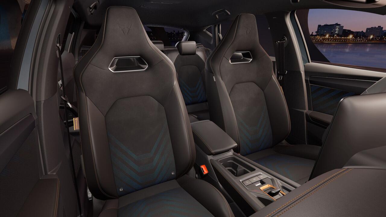 Cupra Leon 1.5 TSI e-Hybrid 204 6DSG Business | Achteruitrijcamera | Digitaal instrumentenpaneel (Virtual Cockpit) | Draadloze Apple CarPlay(TM), Android Auto(TM)