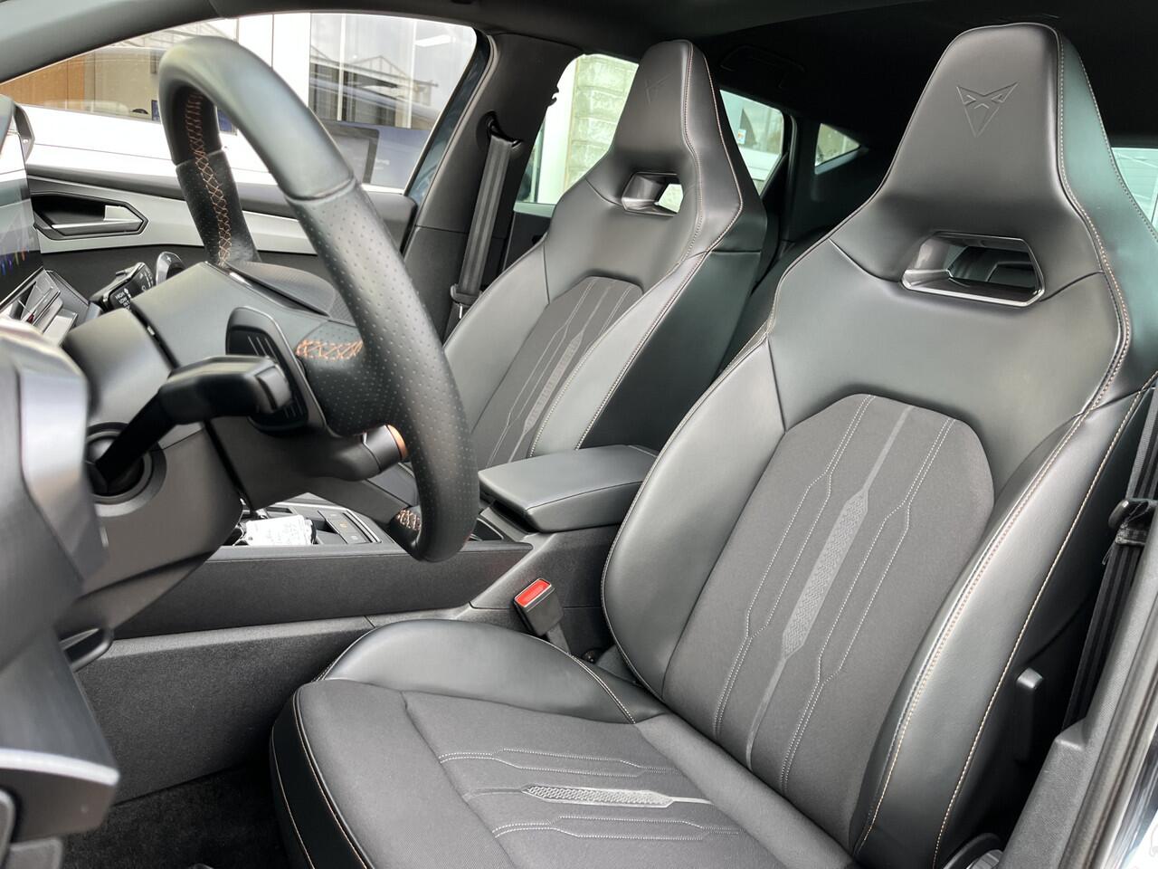 Cupra Leon 1.4 e-Hybrid VZ Performance / AUTOMAAT/ PANO/ 245PK/ 19" LMV/ NAVI/ DIGITAL DASH/ STOEL-STUUR VERWARM./ PARK. SENSOREN + CAMERA/ KEYLESS