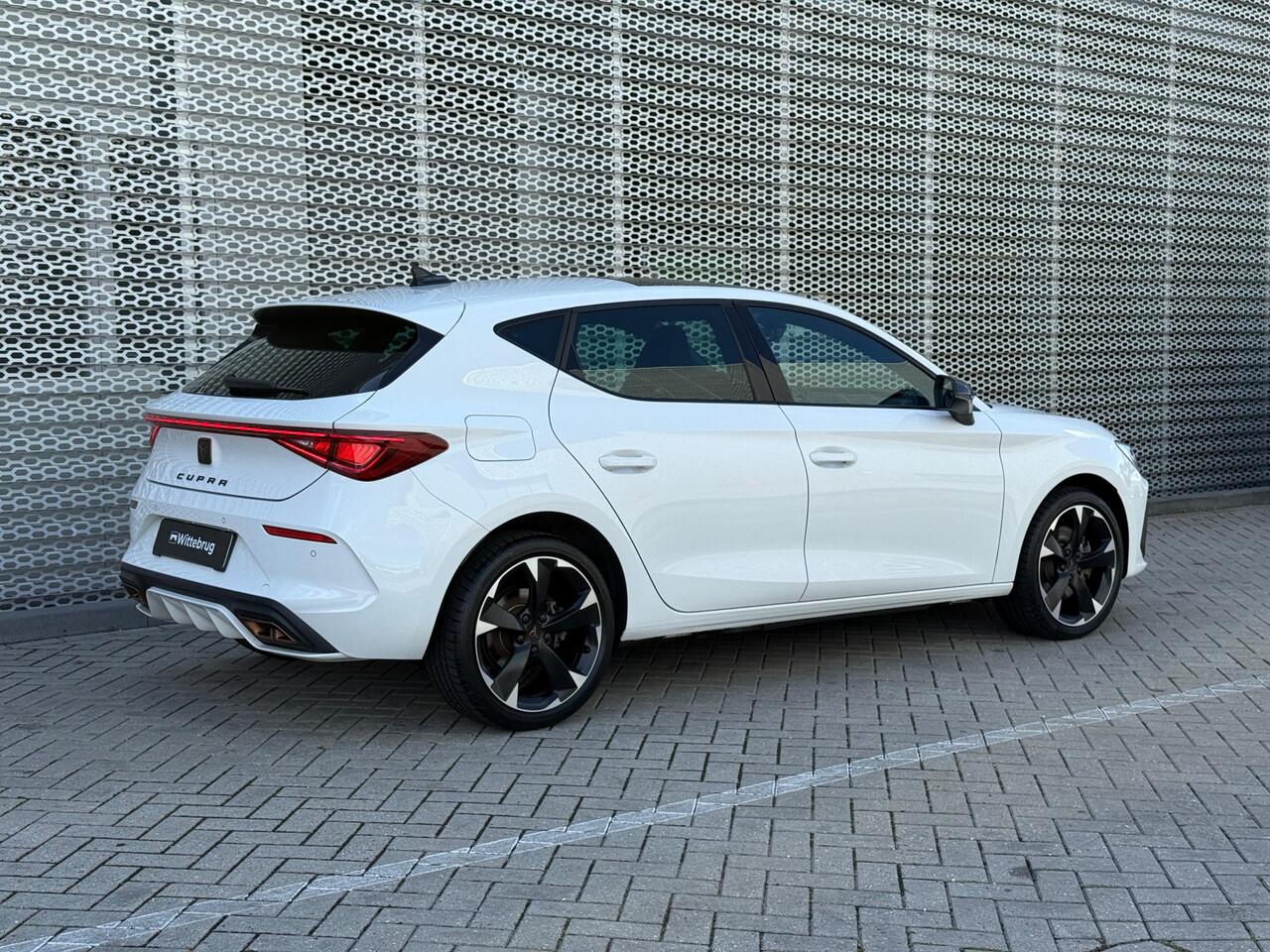 Cupra Leon 1.4 e-Hybrid 204PK Performance / Panoramadak / Kuipstoelen / Digitale Cockpit / Parkeersensoren Achter / Dodehoek Sensor / Stuurverwarming