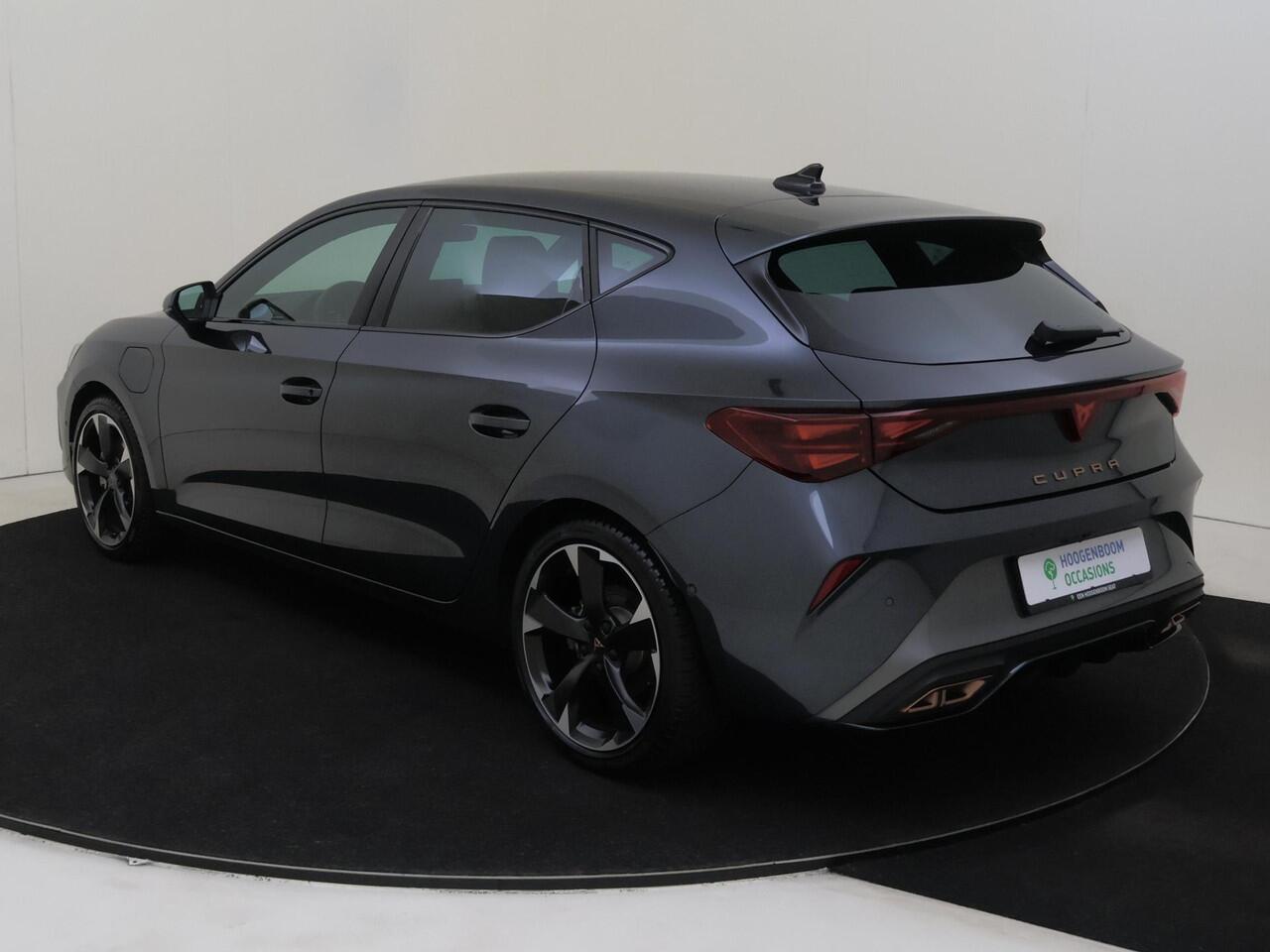 Cupra Leon 1.5 TSI e-Hybrid Business | Parkeerasisstent | Stoel- en stuurwielverwarming | Keyless | Achteruitrijcamera | Navigatie | Dodehoek detectie | 3-zone airco |