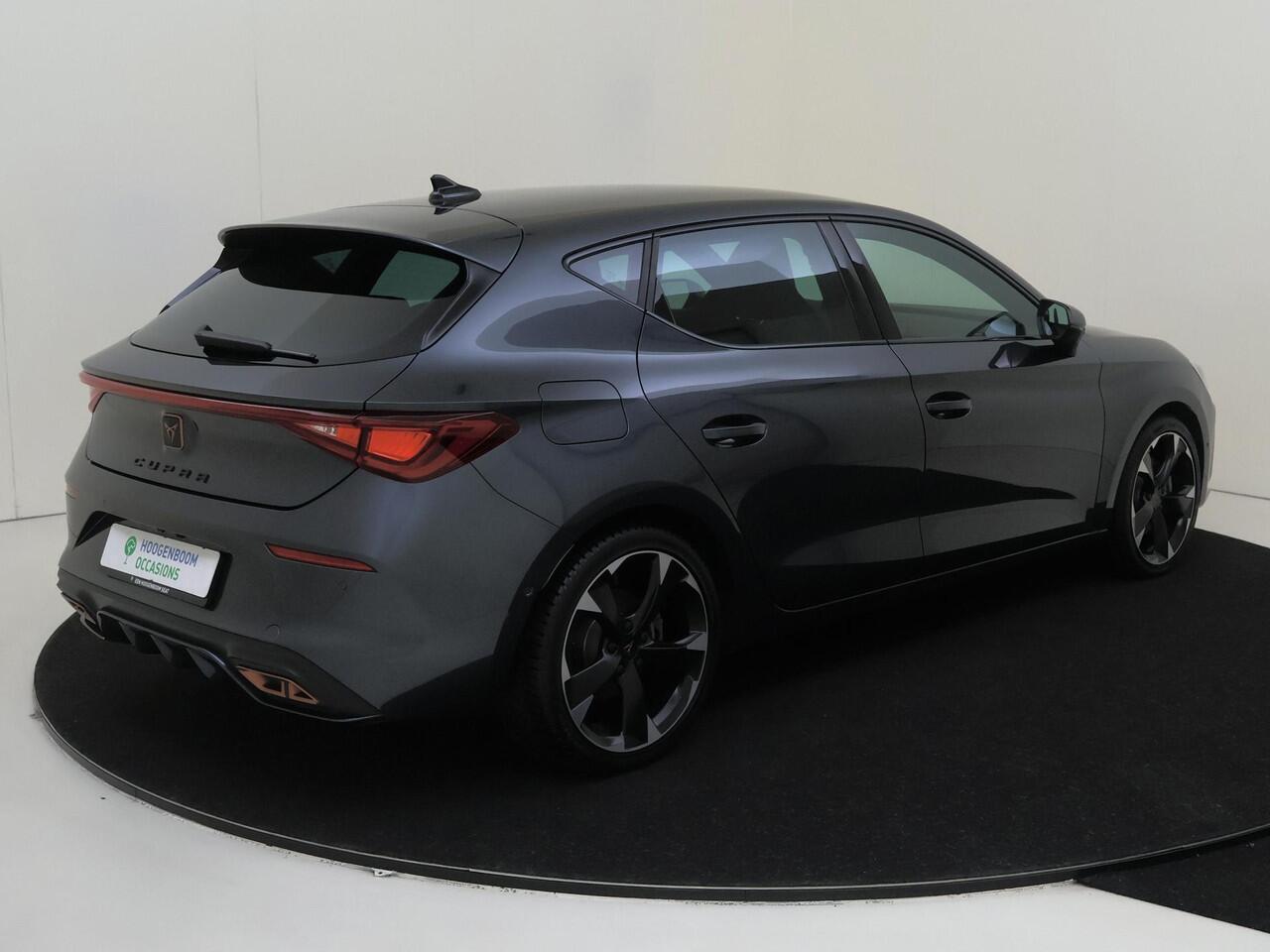 Cupra Leon 1.4 e-Hybrid Business | Parkeerassistent | Adaptieve demping systeem | 3-zone airco | Keyless | Dodehoek detectie | Achteruitrijcamera | Stoel- en stuurwielverwarming | CarPlay |