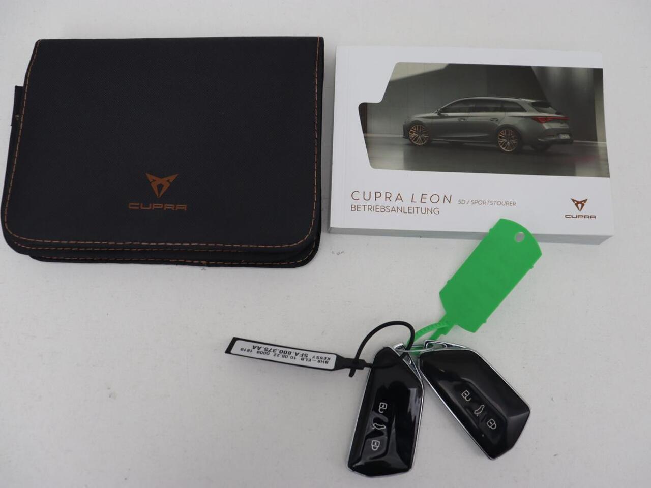 Cupra Leon 2.0 TSI | 300pk | Panoramadak | Leder | Stoelverwarming | Carplay | Camera | Adaptive cruise | Navigatie | 19'' | Sfeerverlichting | Memory | Keyless | Sportstoelen
