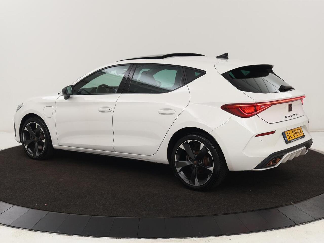Cupra Leon 1.4 TSI eHybrid PHEV | Panoramadak | Stoel & stuurverwarming | Carplay | Navigatie | Parkeerhulp | Sportstoelen | Digital Cockpit | Half leder | Plug In