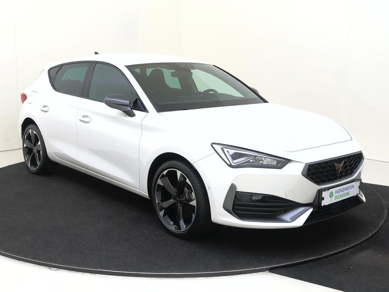 Cupra Leon 1.4 e-Hybrid Business | Parkeerassistent | Achteruitrijcamera | Adaptieve demping systeem | 3-zone airco | Keyless | Dodehoek detectie | Stoel- en stuurwielverwarming | CarPlay |