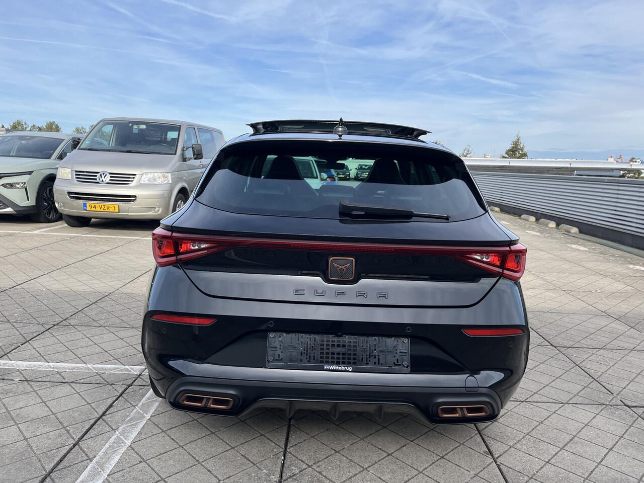 Cupra Leon 1.4 e-Hybrid 245pk Performance DSG Automaat 19"LM velgen / Panoramadak / Voorruit verwarmbaar / Navigatie / Parkeersensoren