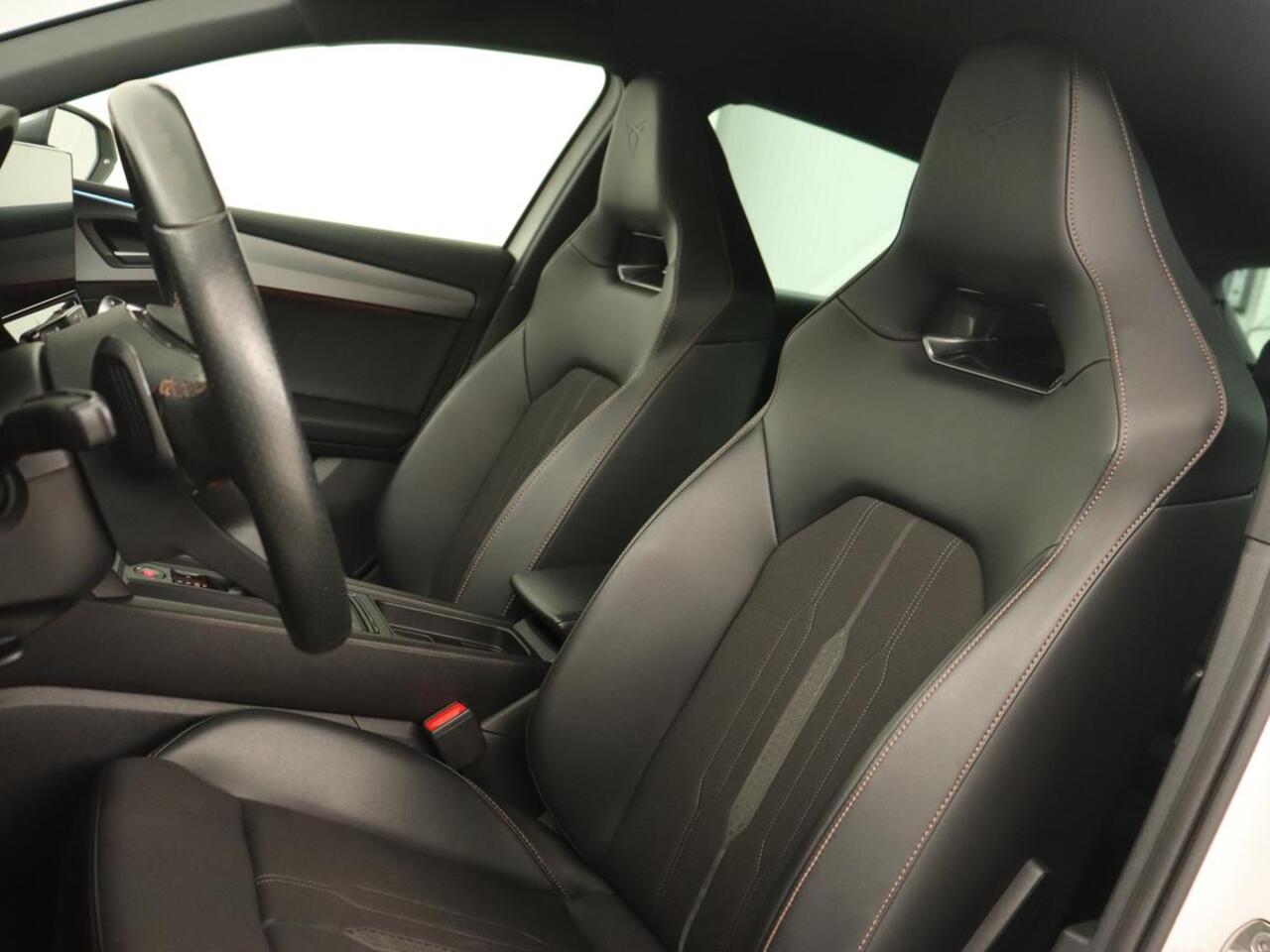 Cupra Leon 1.4 eHybrid VZ | 245pk | Carplay | Navigatie | Sfeerverlichting | Keyless | Sportstoelen | Digital Cockpit | Parkeerhulp | PHEV | Plug In