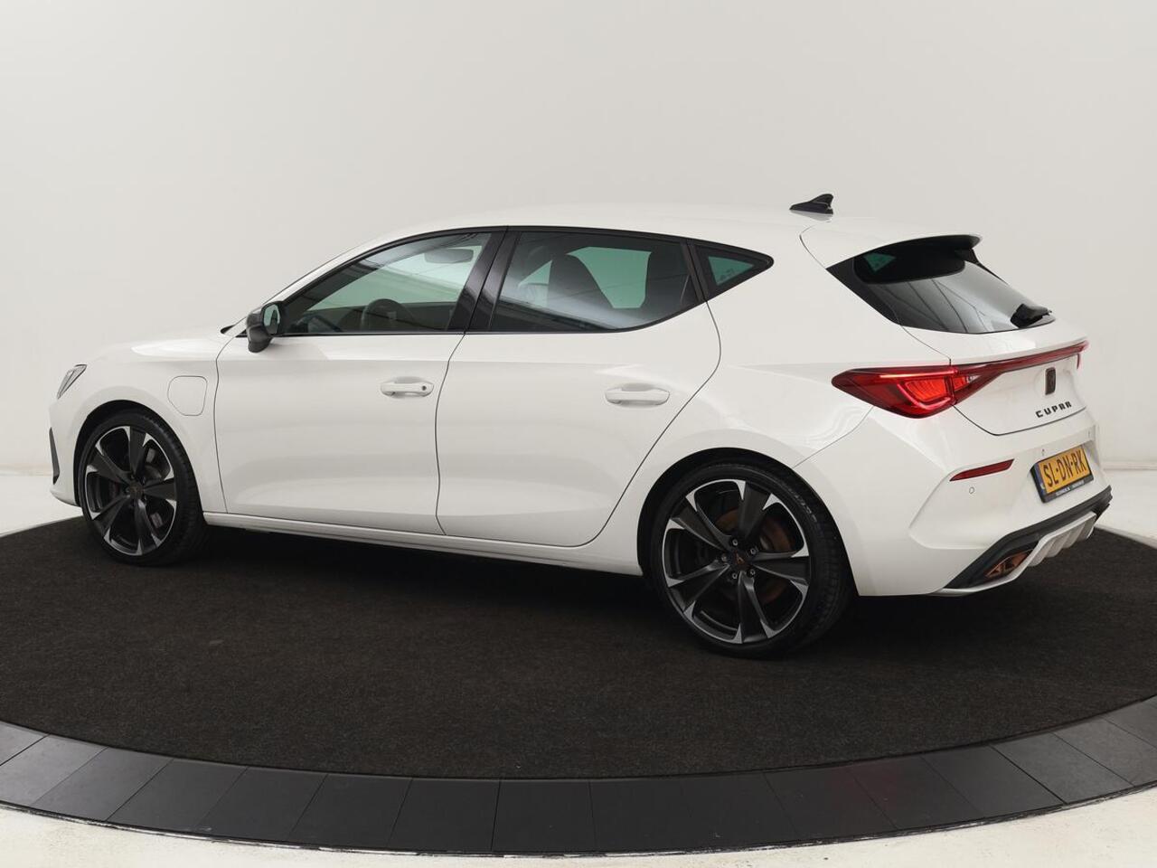 Cupra Leon 1.4 eHybrid VZ | 245pk | Carplay | Navigatie | Sfeerverlichting | Keyless | Sportstoelen | Digital Cockpit | Parkeerhulp | PHEV | Plug In