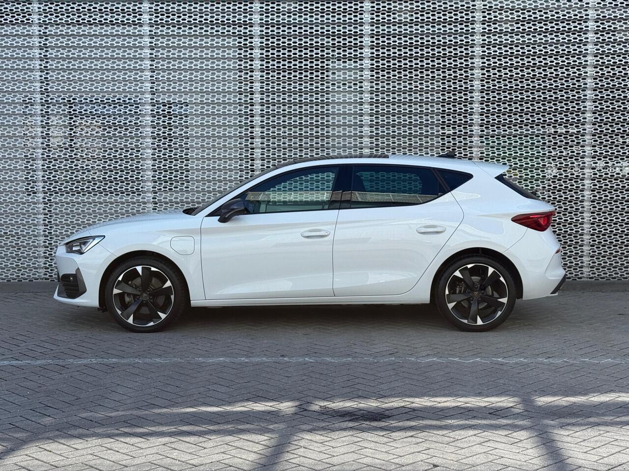 Cupra Leon 1.4 e-Hybrid 204PK Performance / Panoramadak / Kuipstoelen / Digitale Cockpit / Parkeersensoren Achter / Dodehoek Sensor / Stuurverwarming