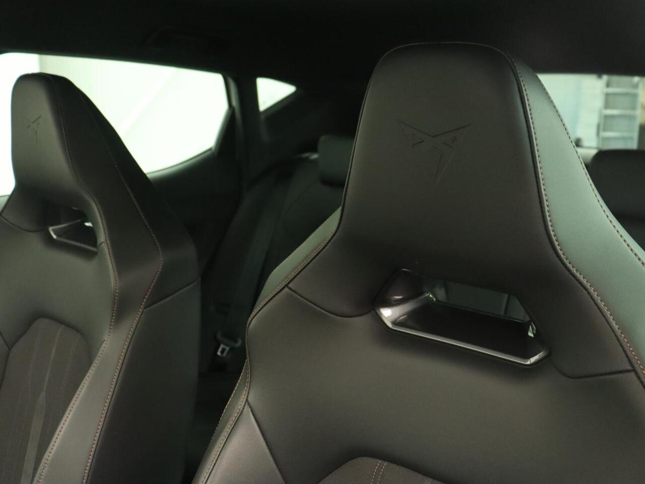 Cupra Leon 1.4 eHybrid VZ | 245pk | Carplay | Navigatie | Sfeerverlichting | Keyless | Sportstoelen | Digital Cockpit | Parkeerhulp | PHEV | Plug In