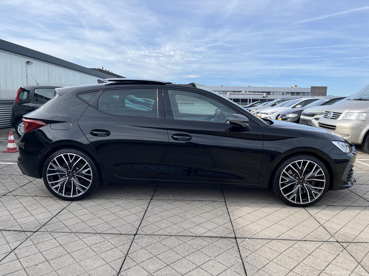 Cupra Leon 1.4 e-Hybrid 245pk Performance DSG Automaat 19"LM velgen / Panoramadak / Voorruit verwarmbaar / Navigatie / Parkeersensoren