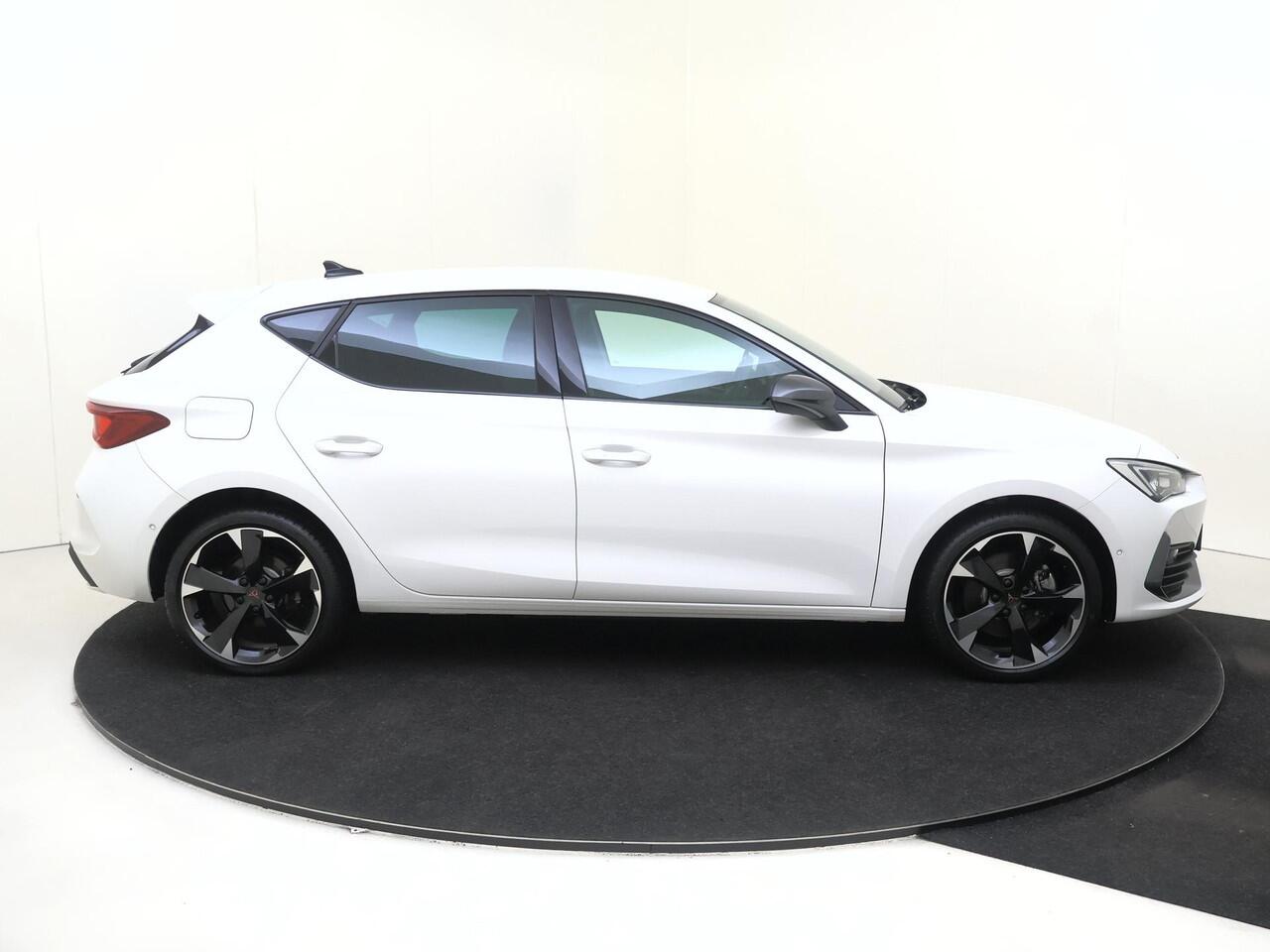 Cupra Leon 1.4 e-Hybrid Business | Parkeerassistent | Achteruitrijcamera | Adaptieve demping systeem | 3-zone airco | Keyless | Dodehoek detectie | Stoel- en stuurwielverwarming | CarPlay |